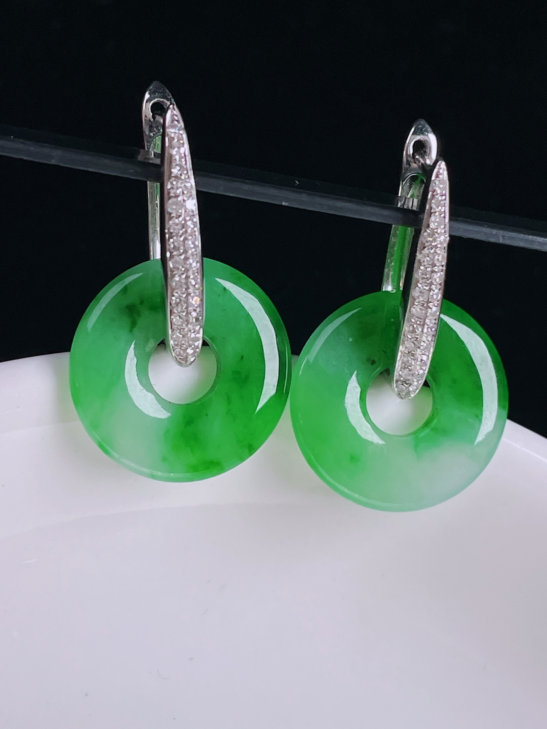 阳绿耳坠，18k镶嵌，老种起光，细底通透，尺寸：裸石15.8/2.5mm