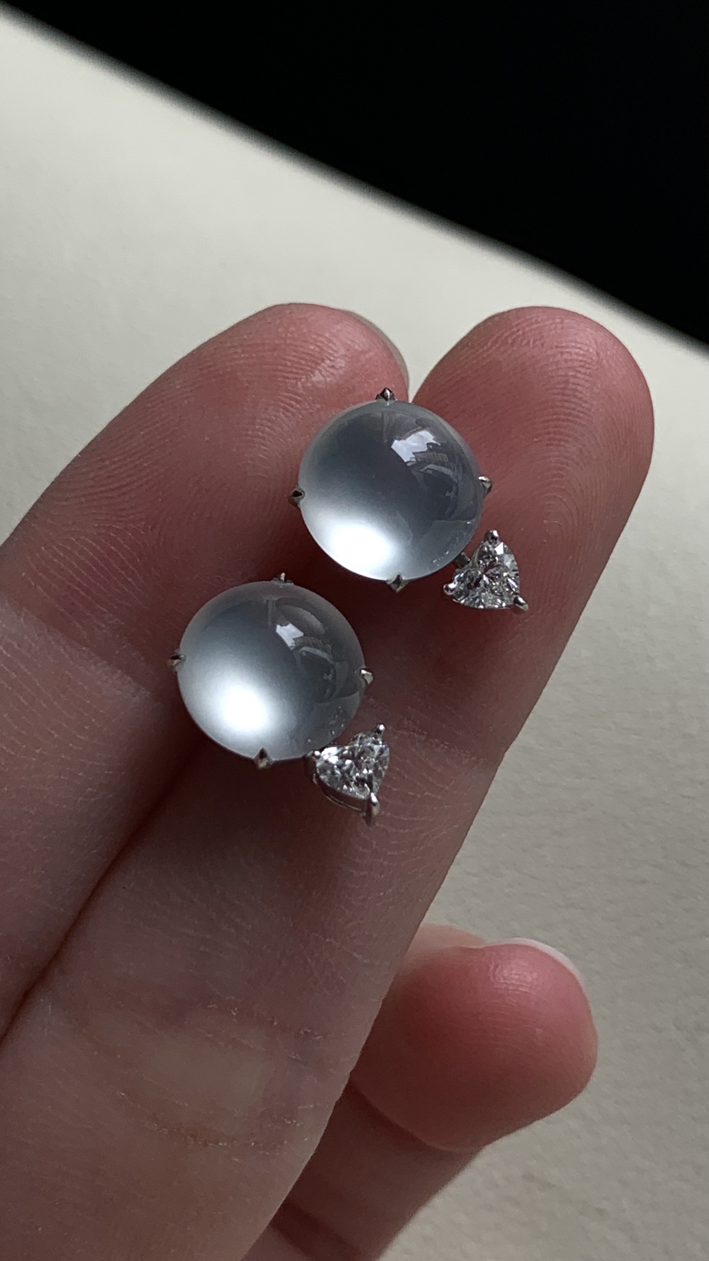 ️【18k金镶嵌蛋面耳钉一对】冰润水透，种老细腻起荧尺寸：成品：13.3*8.7*6.7，裸石：9*8.8*4.5,b1824