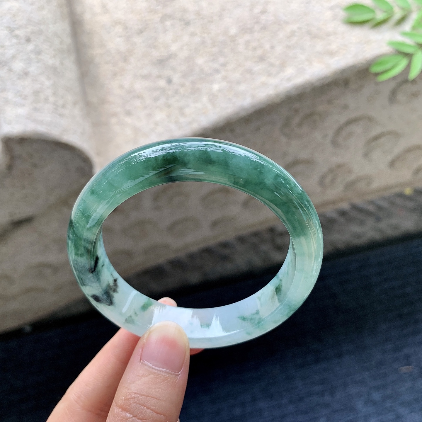 正圈53 54，圈口54.7/12.8/8.2，编码W6082531，糯冰飘绿，水润，种老，细腻，无裂。