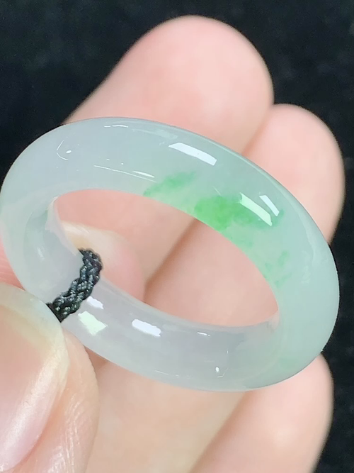 冰飘绿戒指，无裂，尺寸18.3*5.6*3.9mm，17号手寸，D24xrg5