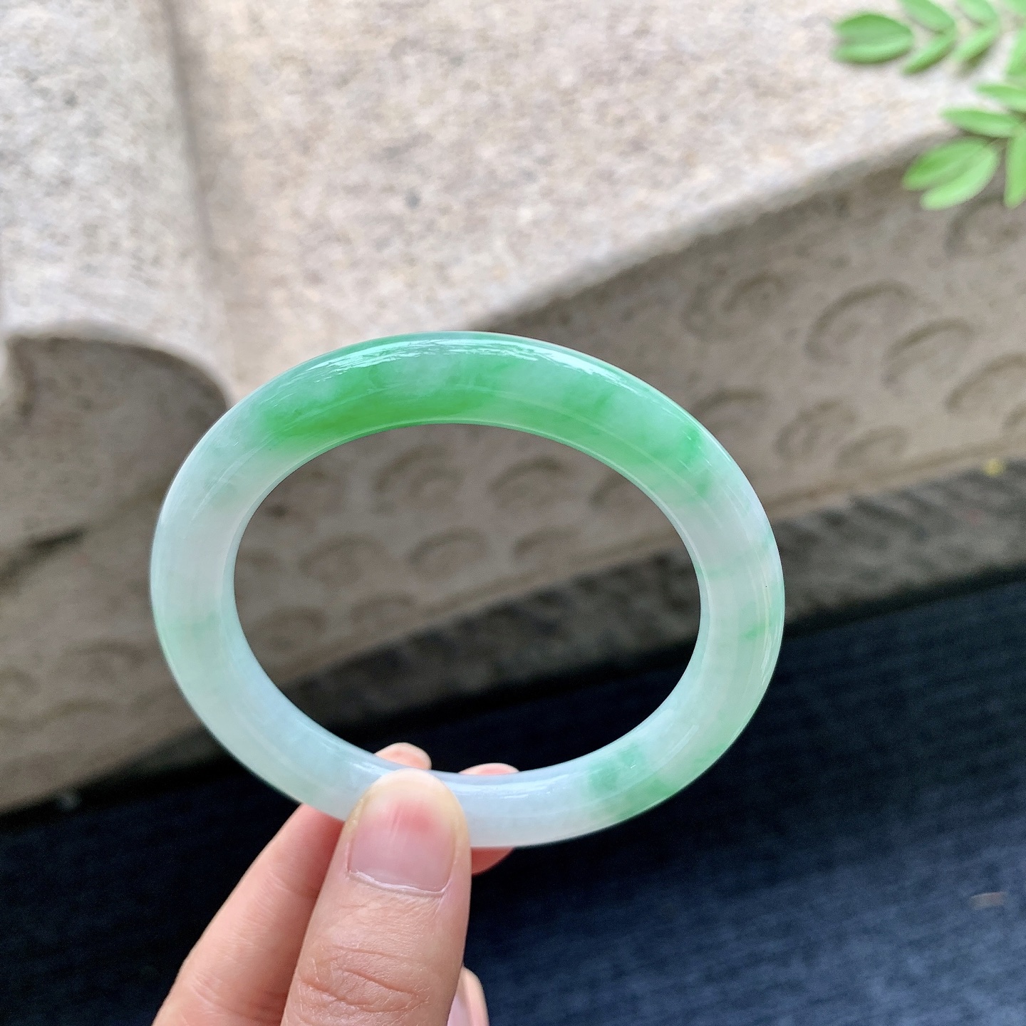 圆条53 54,圈口54.4/8.8/9.2,编码W6082530,糯冰飘绿，水润，种老，细腻，有纹线
