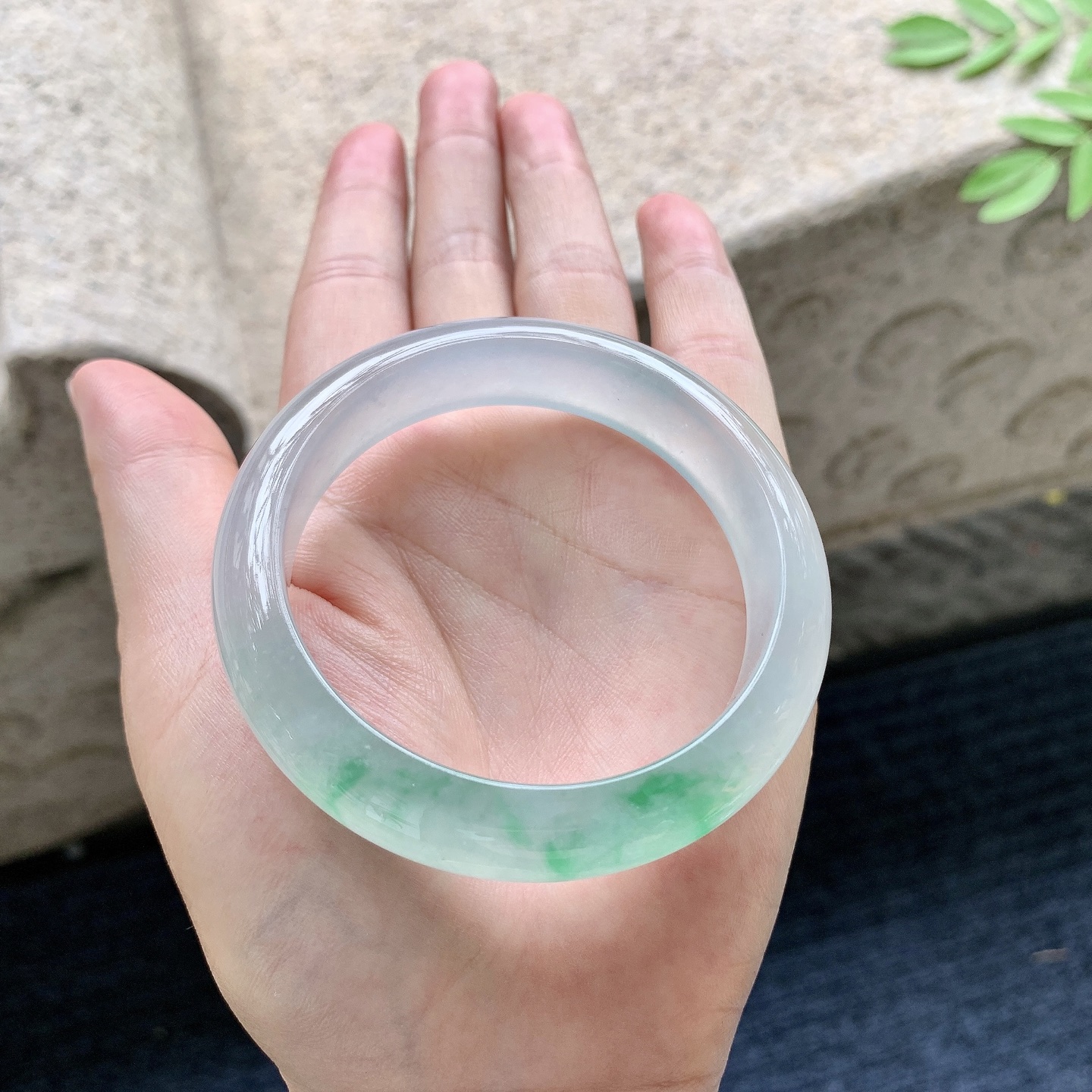 正圈52 53，圈口53.8/13.3/7.7，编码TC082512，高冰飘绿，起荧光，水润，种老，