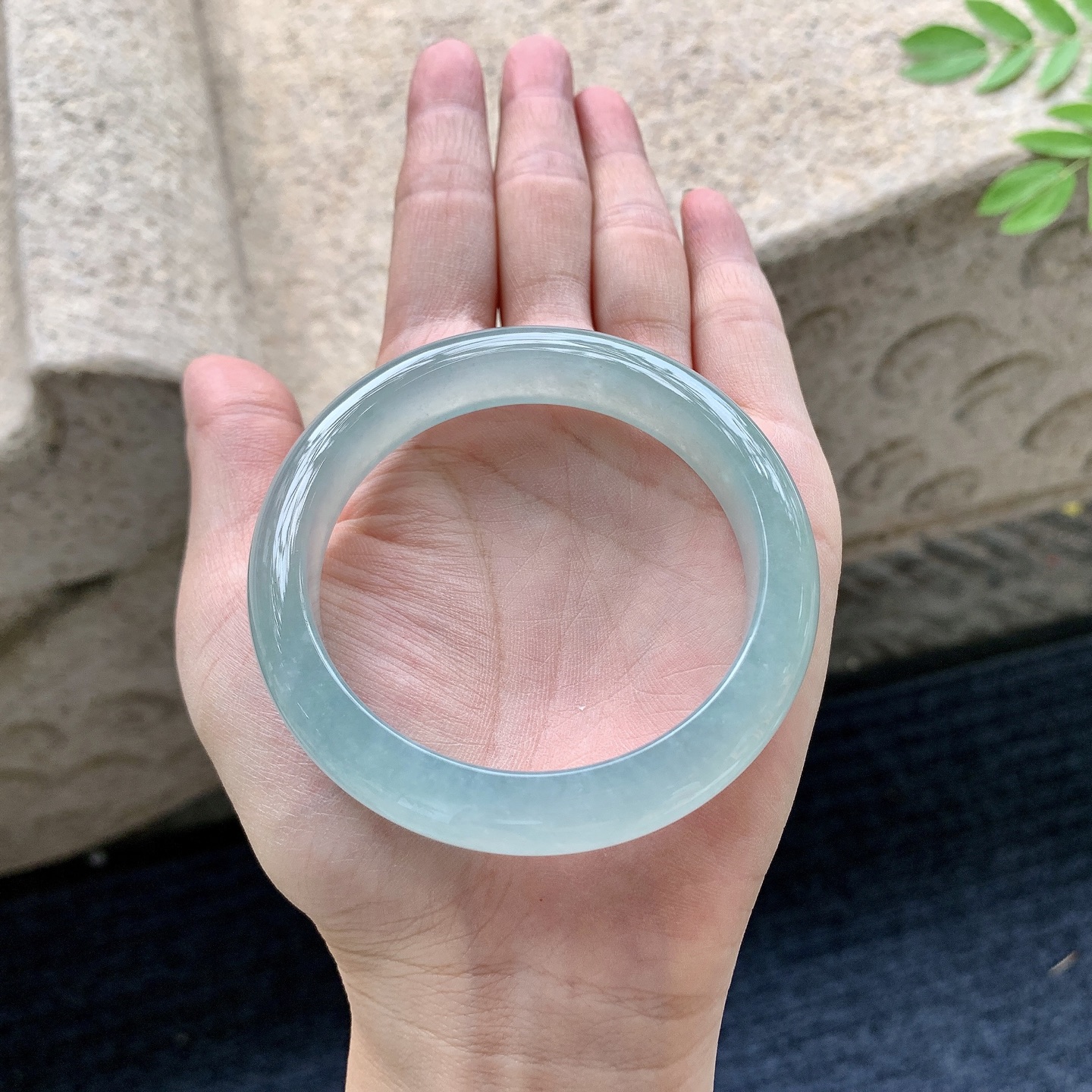 正圈53 54，圈口54.8/11.9/8.1，编码T1082405，描述冰糯晴绿，水润，种老，细腻