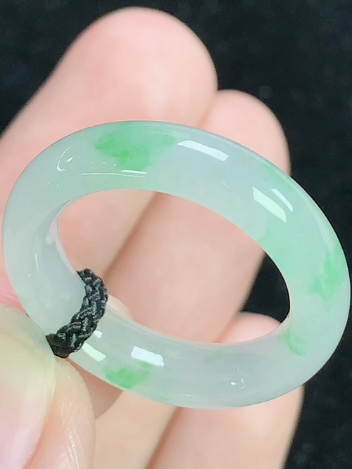 冰飘绿戒指，无裂，尺寸18.6*5.7*3.8mm，17号手寸，D24xrg5