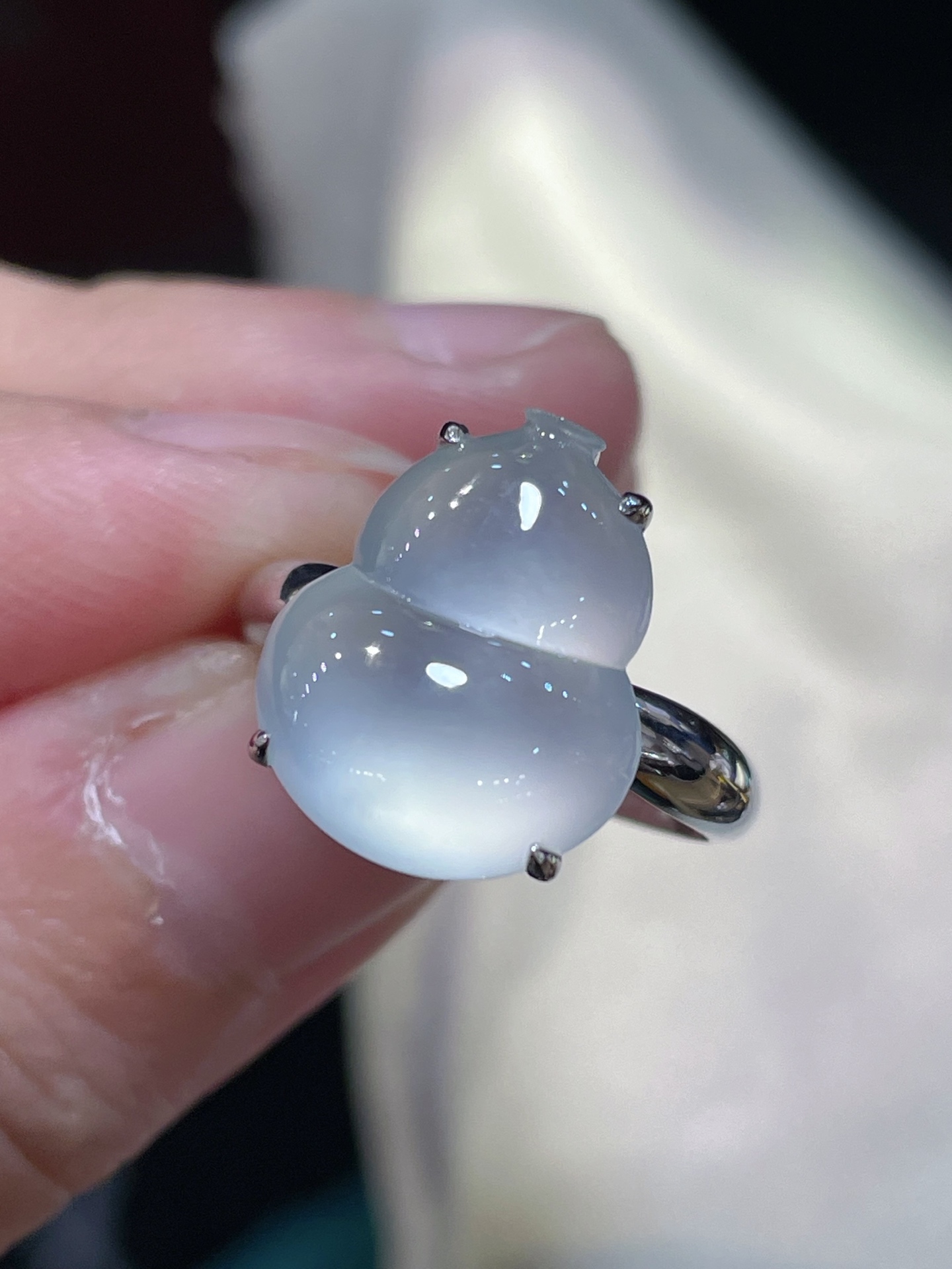 ️性比高冰葫芦戒指，料子水润通透，种老起光。18k金镶嵌，非常时尚好看，15.1-12.6-4