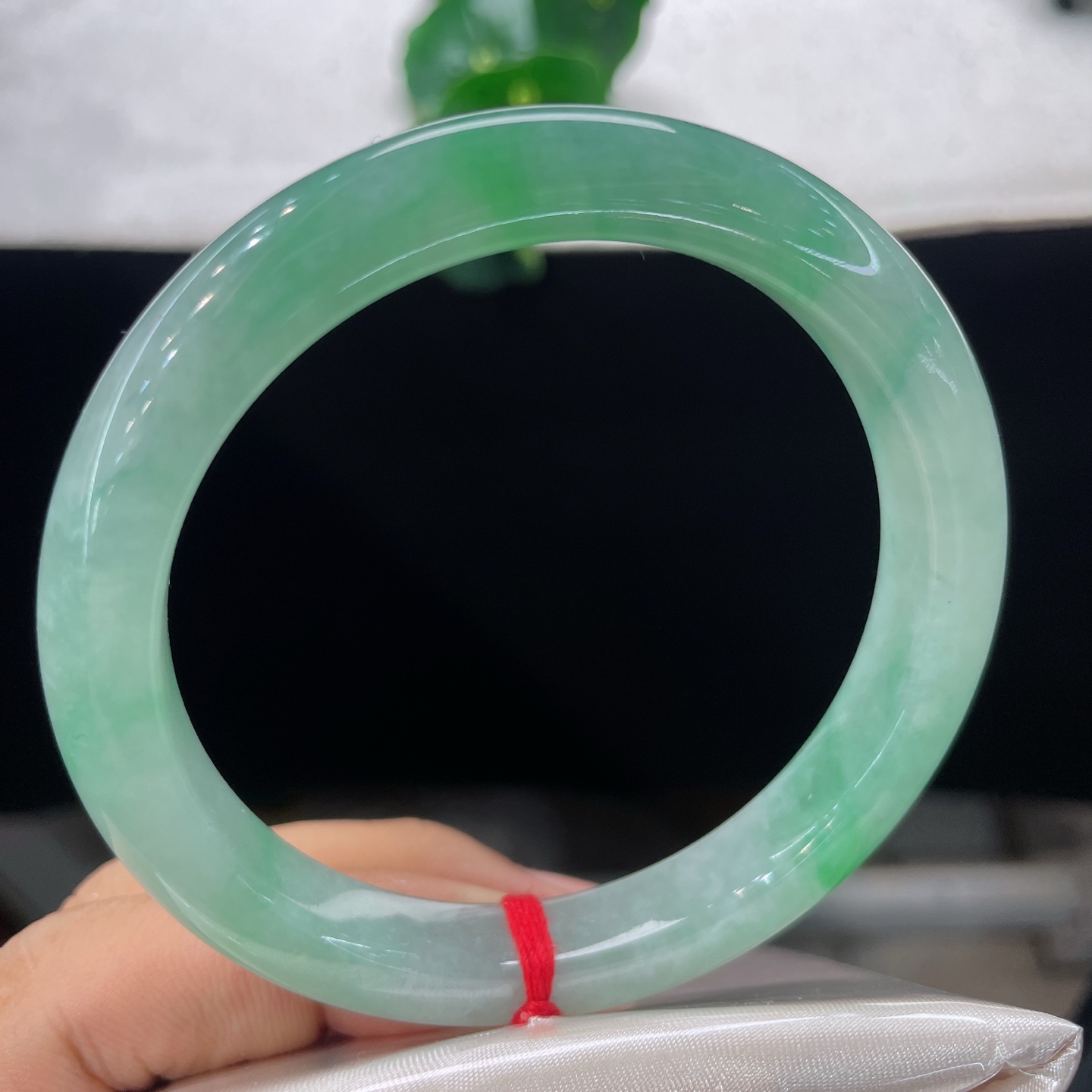 翡翠手镯 圈口61.3/10.9/9.2，晴底飘阳绿正圈，60/61可戴，一环凝翠色，清风绕玉腕，揽
