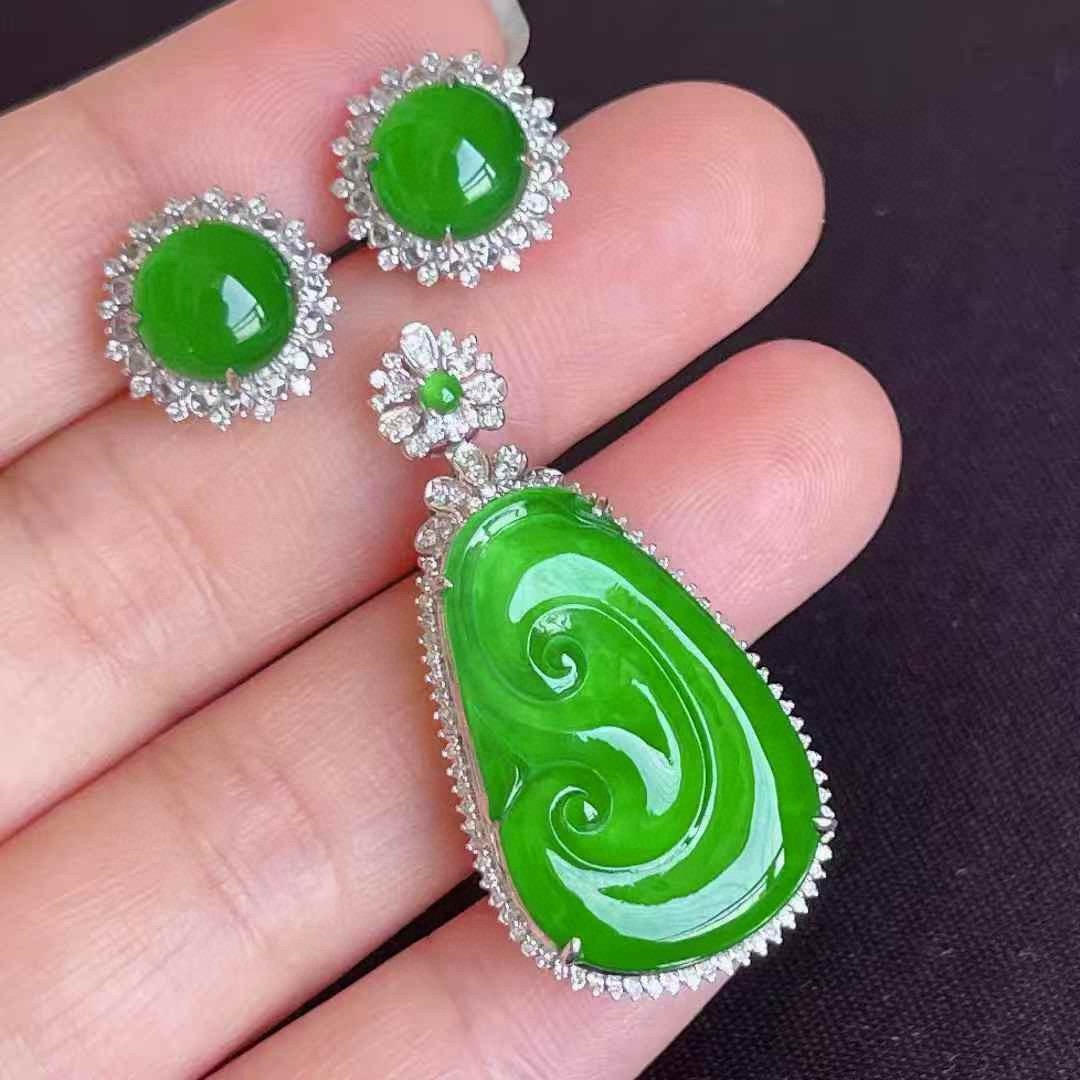 精美套装 满色辣绿蛋面耳钉如意吊坠 种色超好 起光 品质杠杠滴 无裂，一套