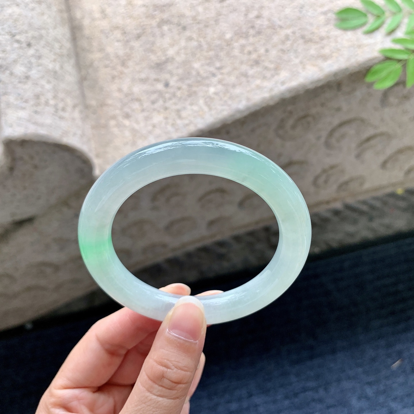圆条54 55,圈口54.8/10.2/10,编码WW082518,描述糯冰飘绿，水润，种老，细腻，打灯有絮线