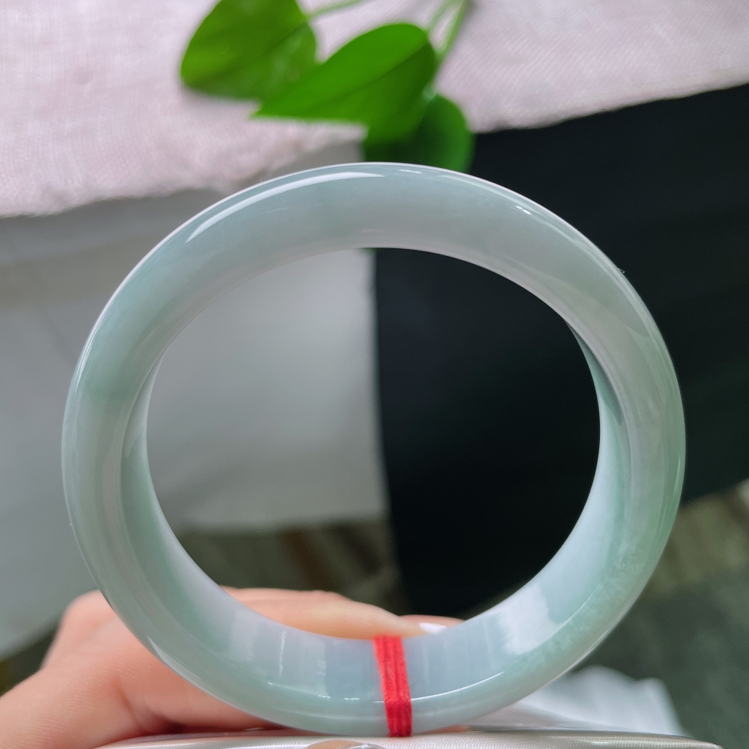 绿底正圈，无裂，镯型规整端庄，条杆饱满匀称，抛光莹润光亮，镯面顺滑，上手贴合手腕。ss57606a