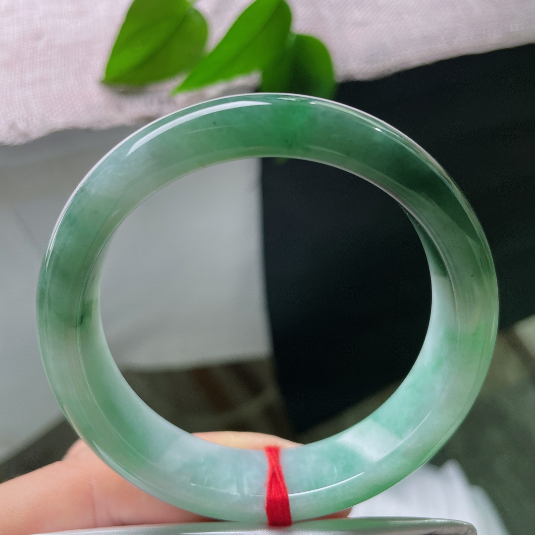 油青正圈，一点皮纹不影响，油青正圈，玉质通透水润，水头充足，胶感柔和种水清爽，看着灵动又舒服。ss5