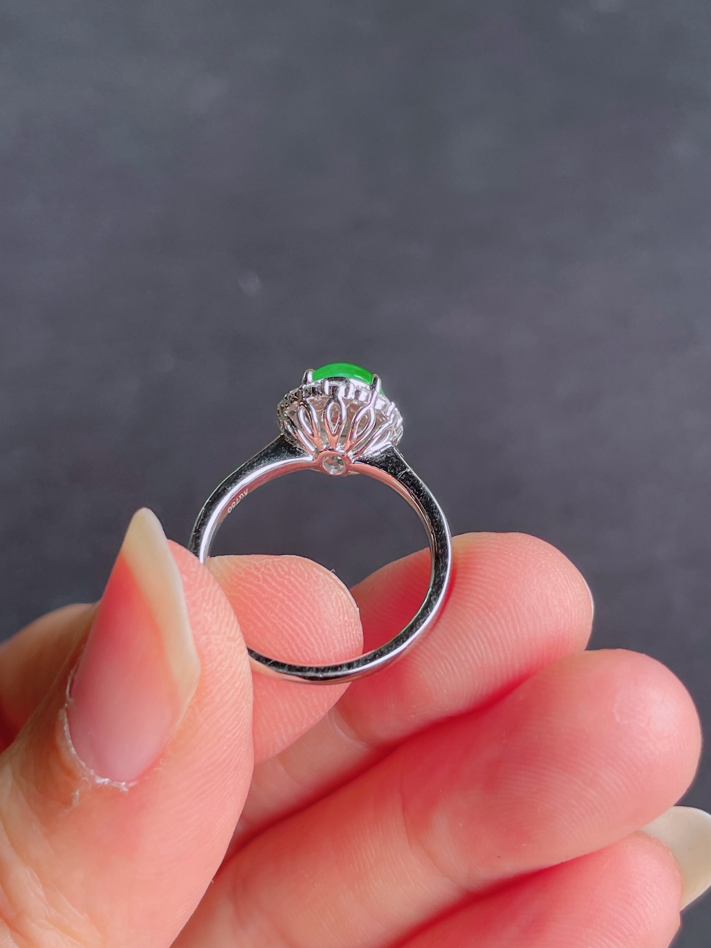高冰绿蛋面戒指 晶莹剔透，新颖时尚，品相，8-7-4