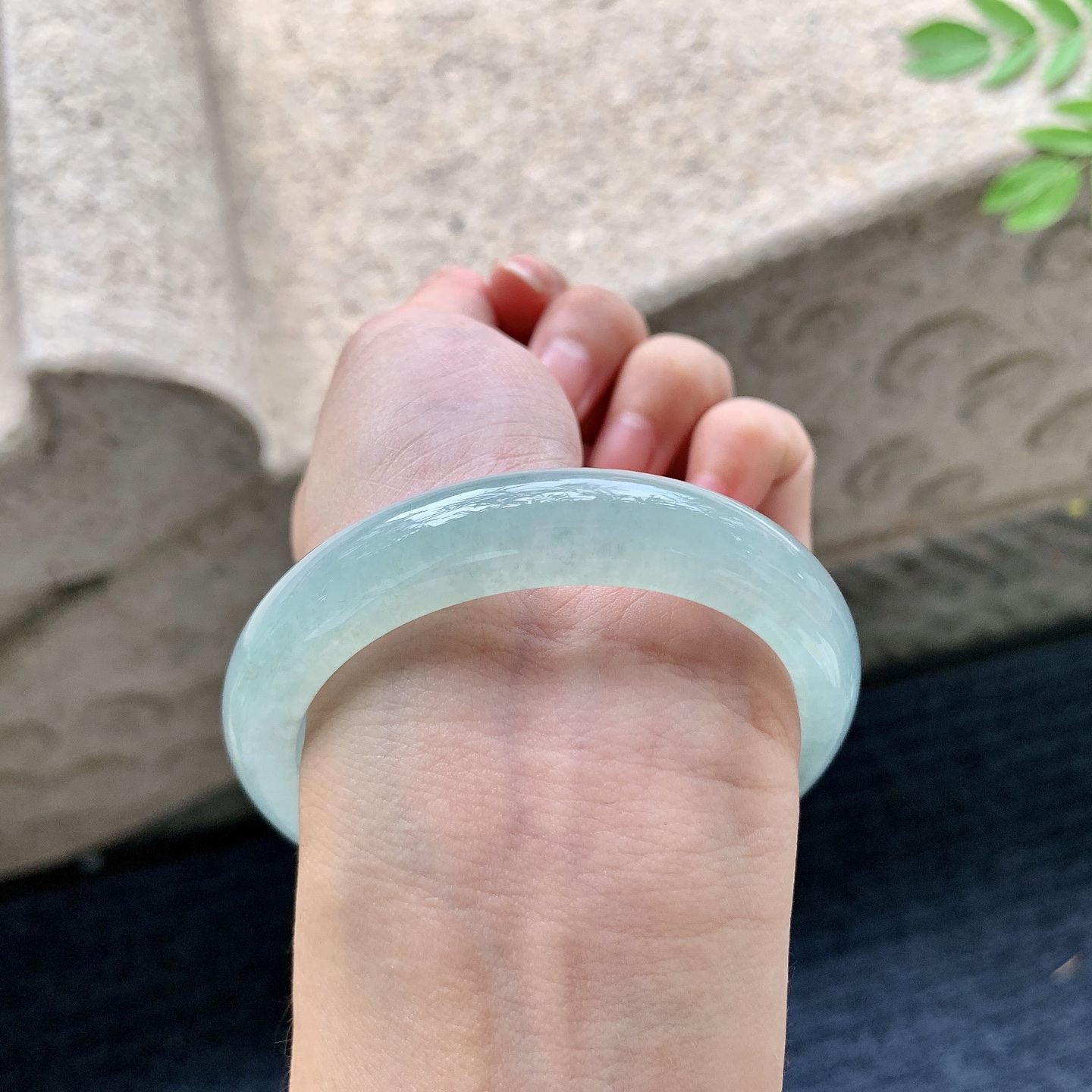 正圈53 54，圈口54.8/11.9/8.1，编码T1082405，描述冰糯晴绿，水润，种老，细腻，打灯有絮线