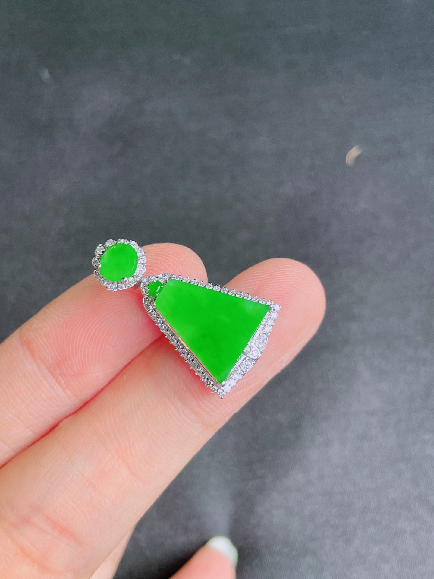 高冰绿无事牌吊坠，晶莹剔透，新颖时尚，品相，13-12.5-3