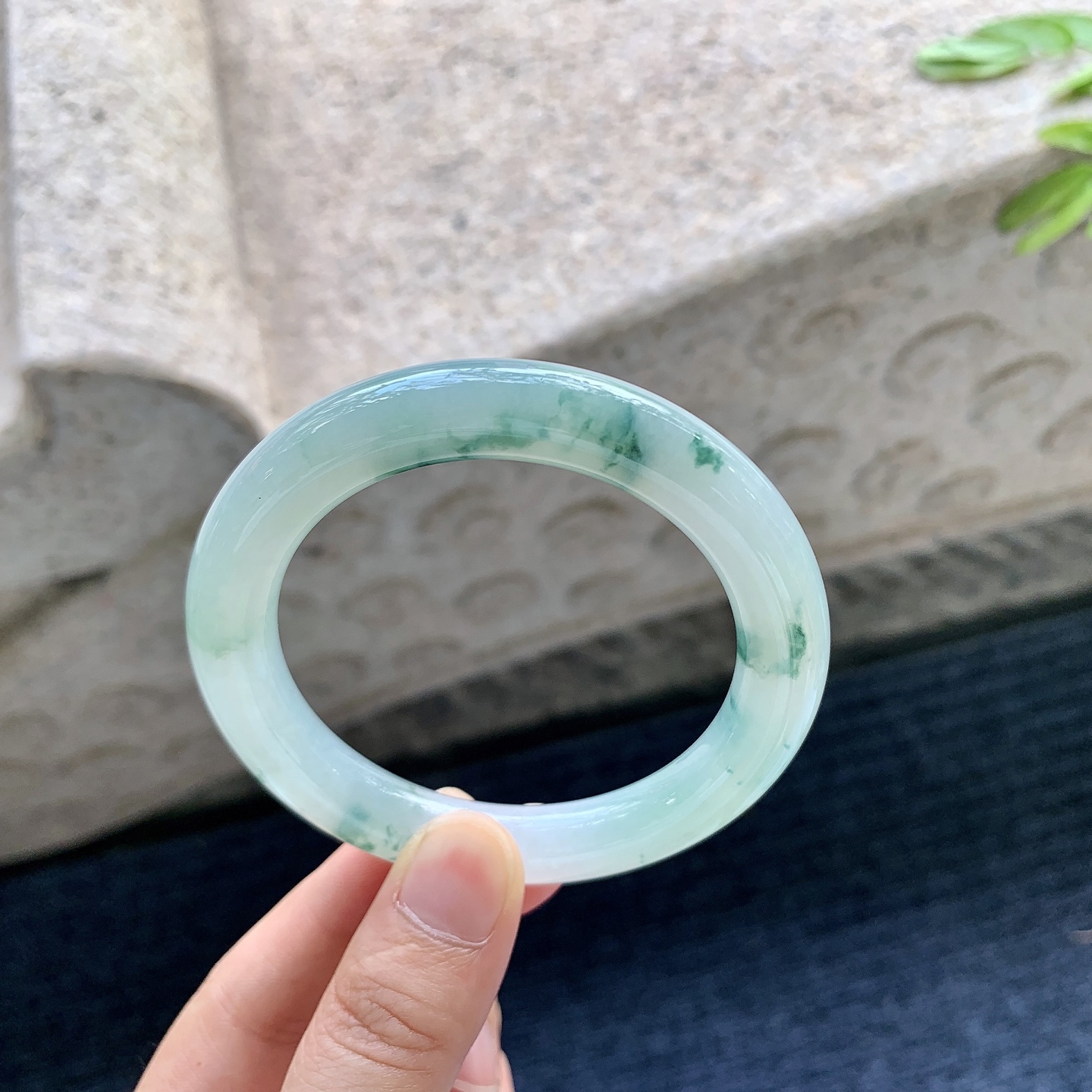 圆条52 53,【圈口】53/9.7/10,【编码】GF082617,【描述】糯冰飘花，水润，种老，细腻，打灯有纹线