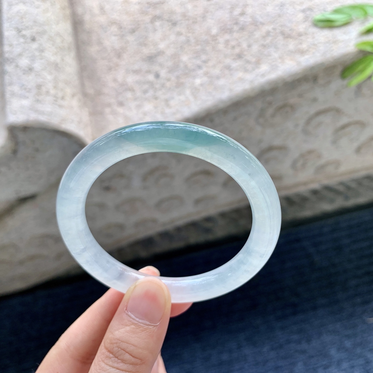 圆条52 53，圈口53.2/8.2/8.5，编码BA082631，冰飘绿，清透，水润，种老，细腻，无裂。