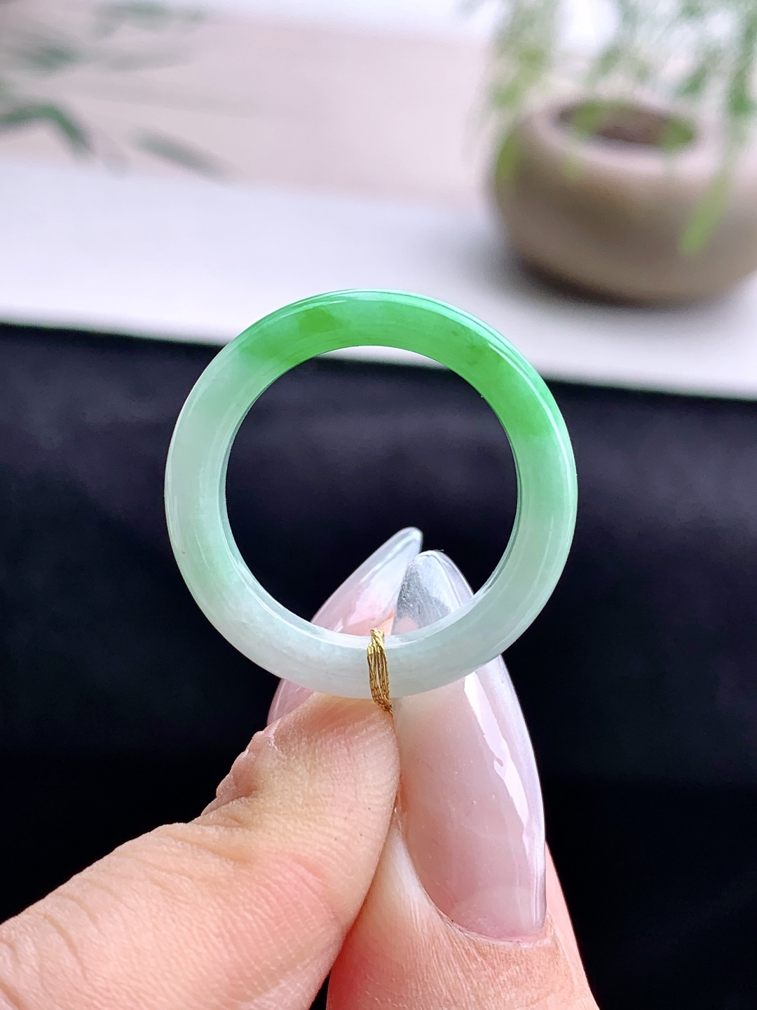 糯冰飘阳绿戒圈指环,性比高,尺寸4.5-3.7,圈口19.5号,重量3.6克