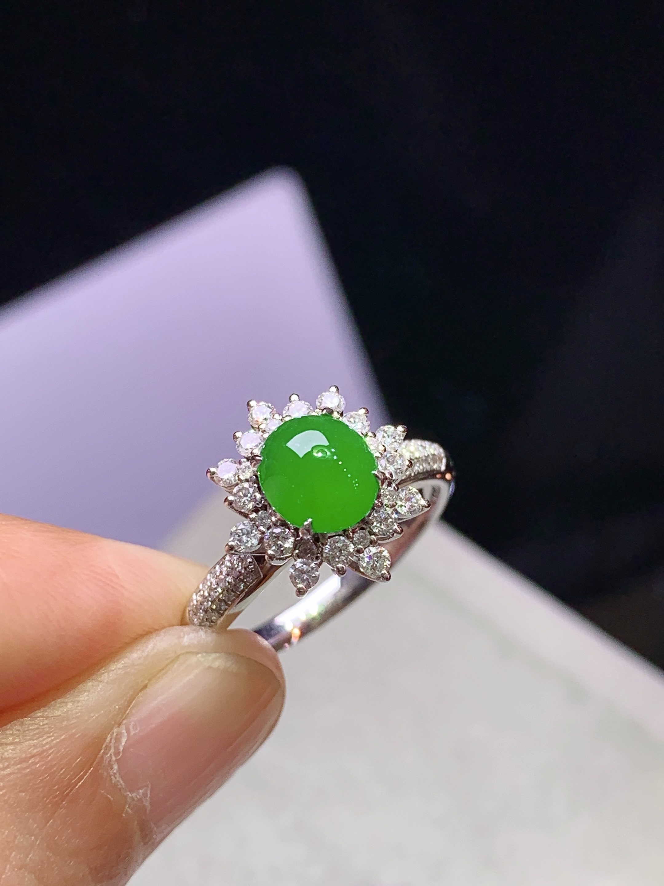 18k金钻镶嵌满绿蛋面戒指 玉质细腻 色泽艳丽清新 水润亮眼 圈口13.5 整体尺寸12.8*12*