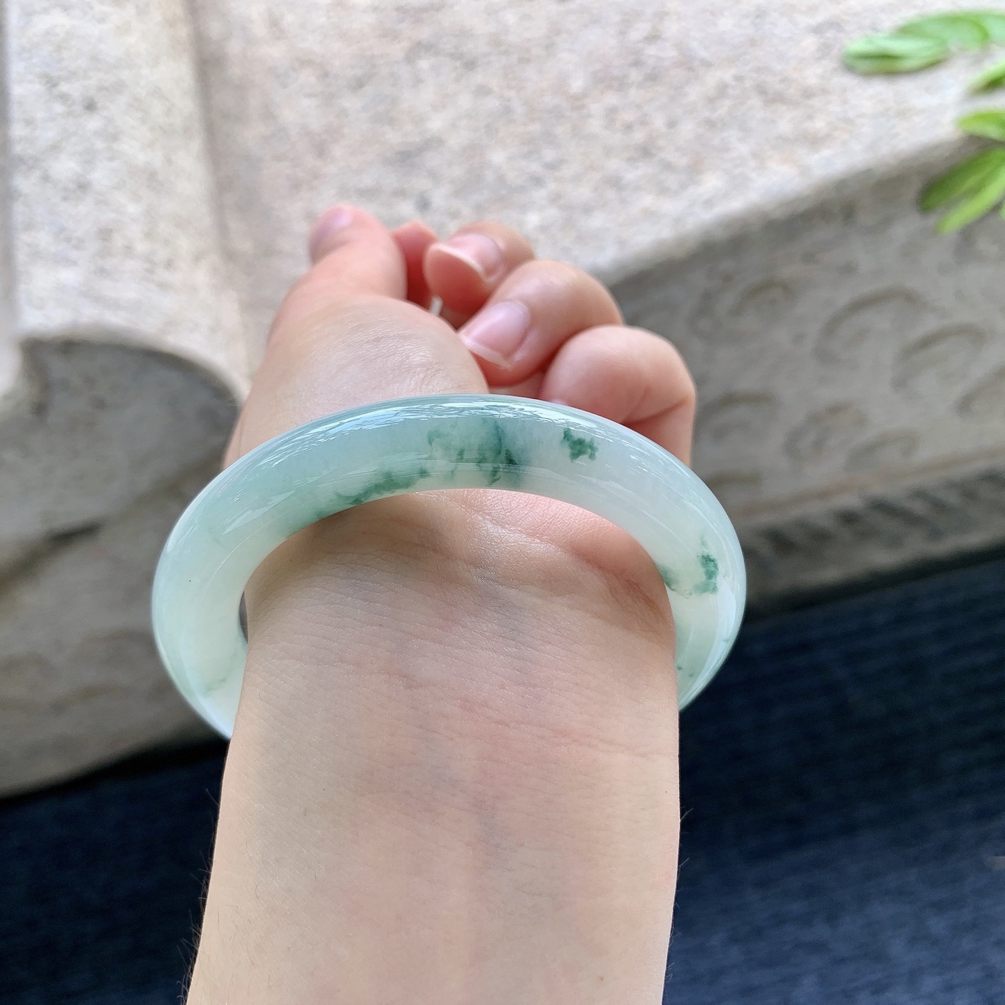 圆条52 53,【圈口】53/9.7/10,【编码】GF082617,【描述】糯冰飘花，水润，种老，细腻，打灯有纹线