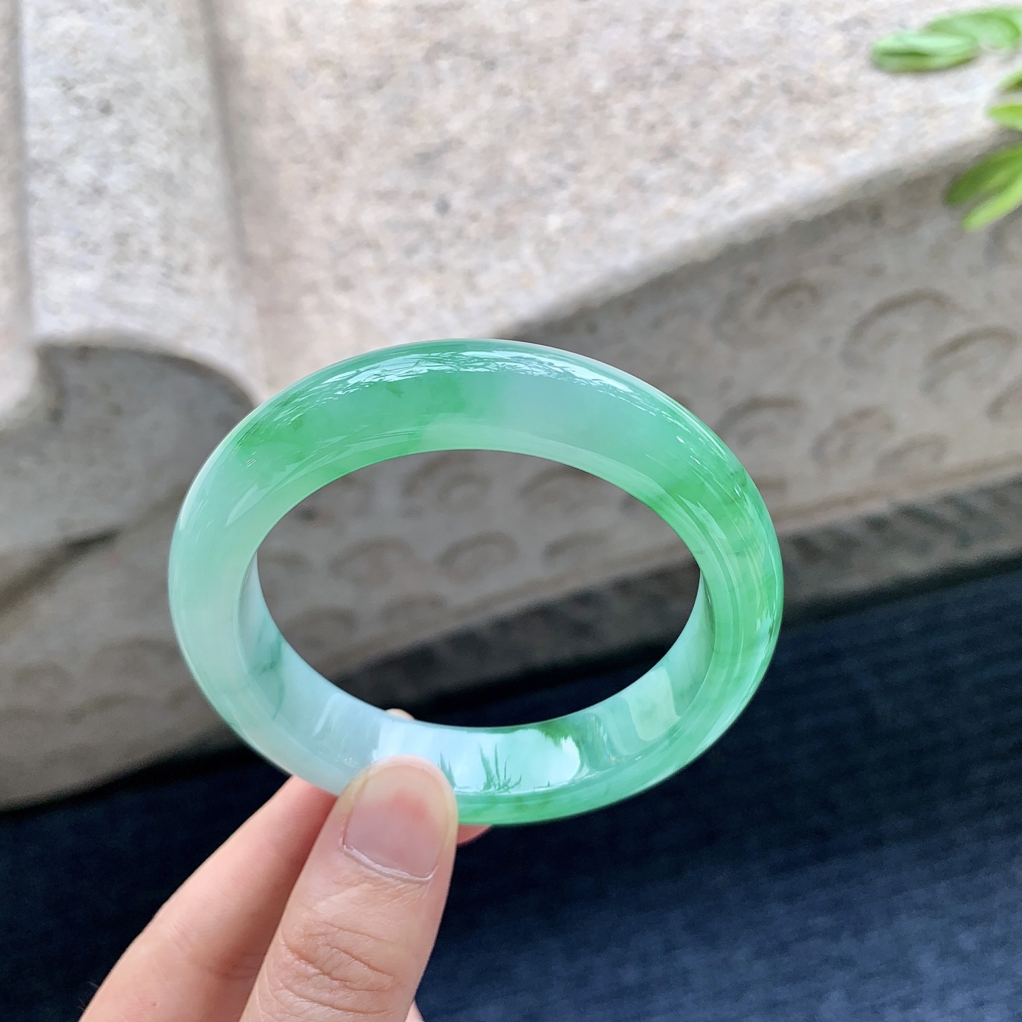 正圈53 54，圈口54.8/13/9.2，编码G7082641，描述冰糯飘绿，水润，种老，细腻，打灯有棉线