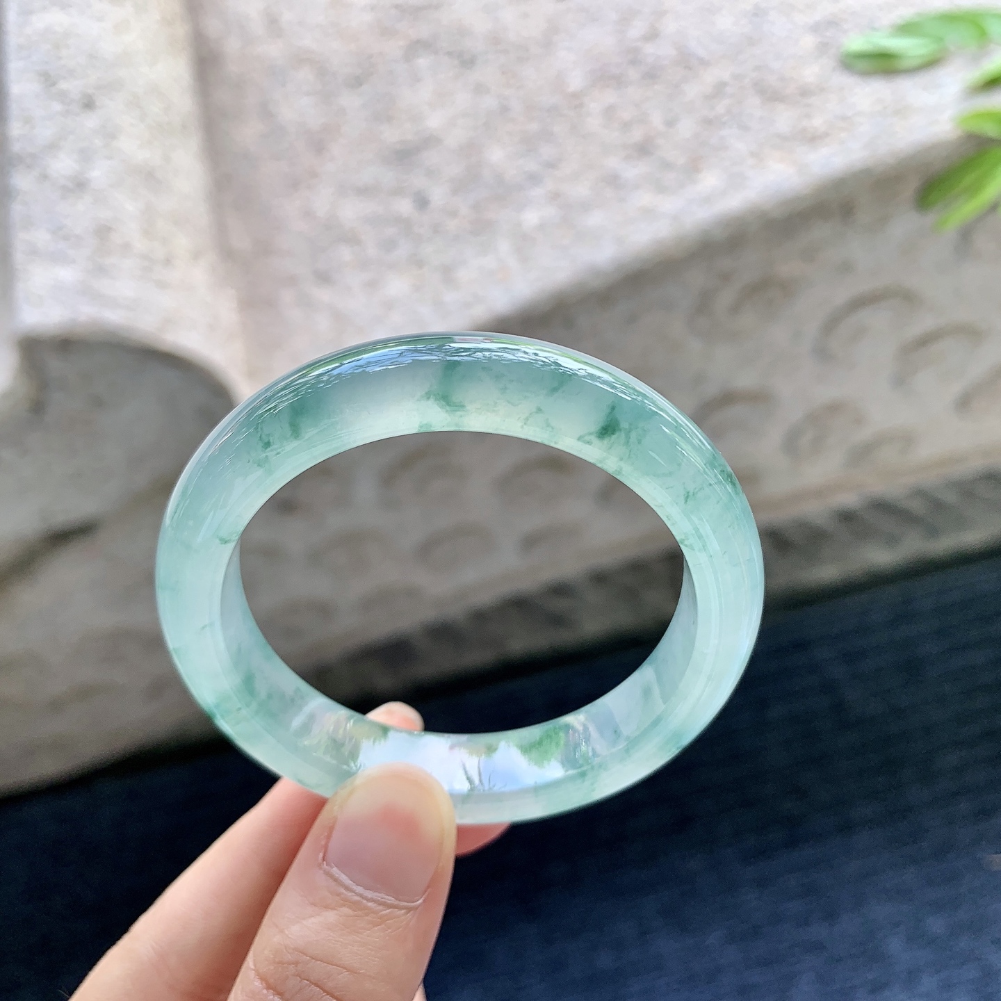 正圈48 49，圈口49.3/10.7/7.8，编码BA082630，描述冰飘花，清透，水润，种老，细腻，无裂。