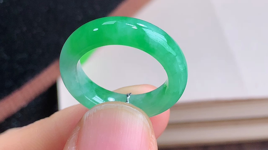 ️ 戒圈，尺寸16.4-5.5-3.6mm，圈口12，包A附证书