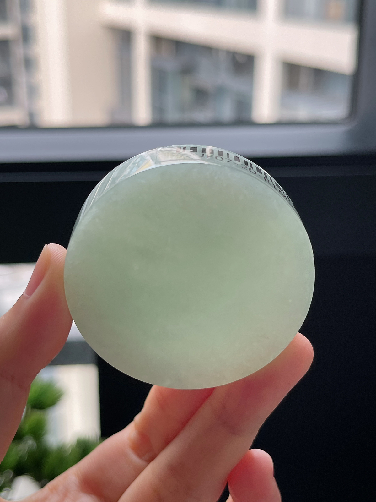 翡翠细糯种淡绿色镯心