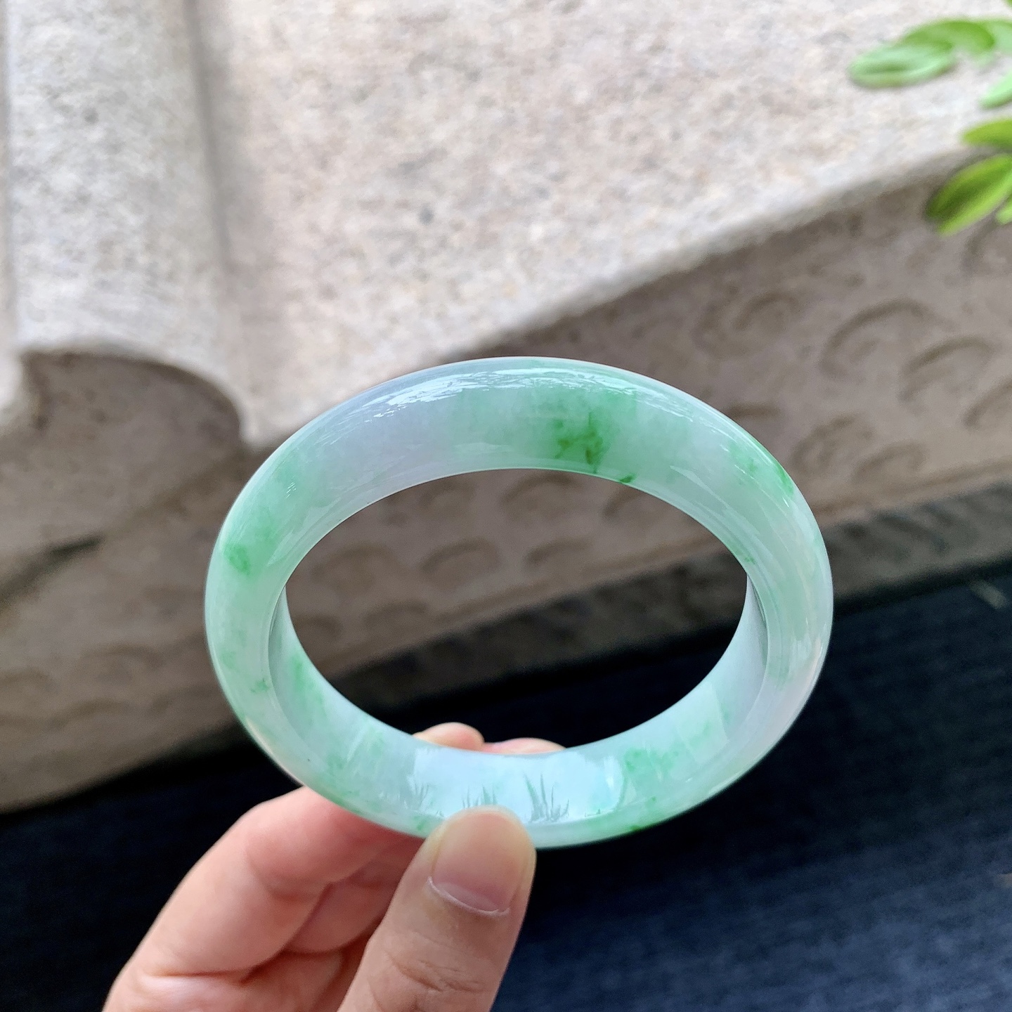 正圈56 57，圈口57.3/13.8/8.8，编码BA082621，描述细糯飘绿，种老，细腻，打灯有纹线