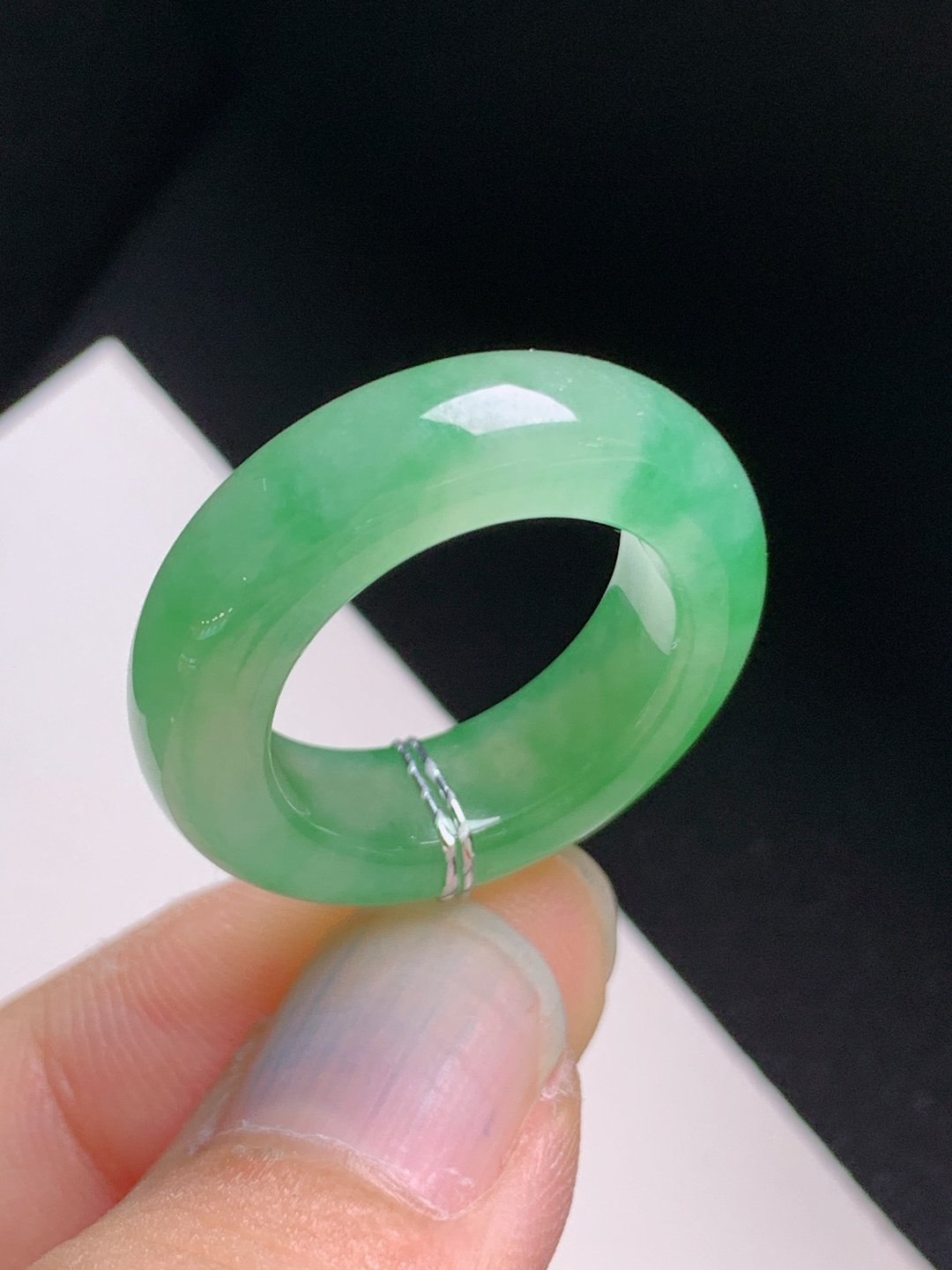 冰飘绿指环，翠色悠然，种老细腻，清爽耐看