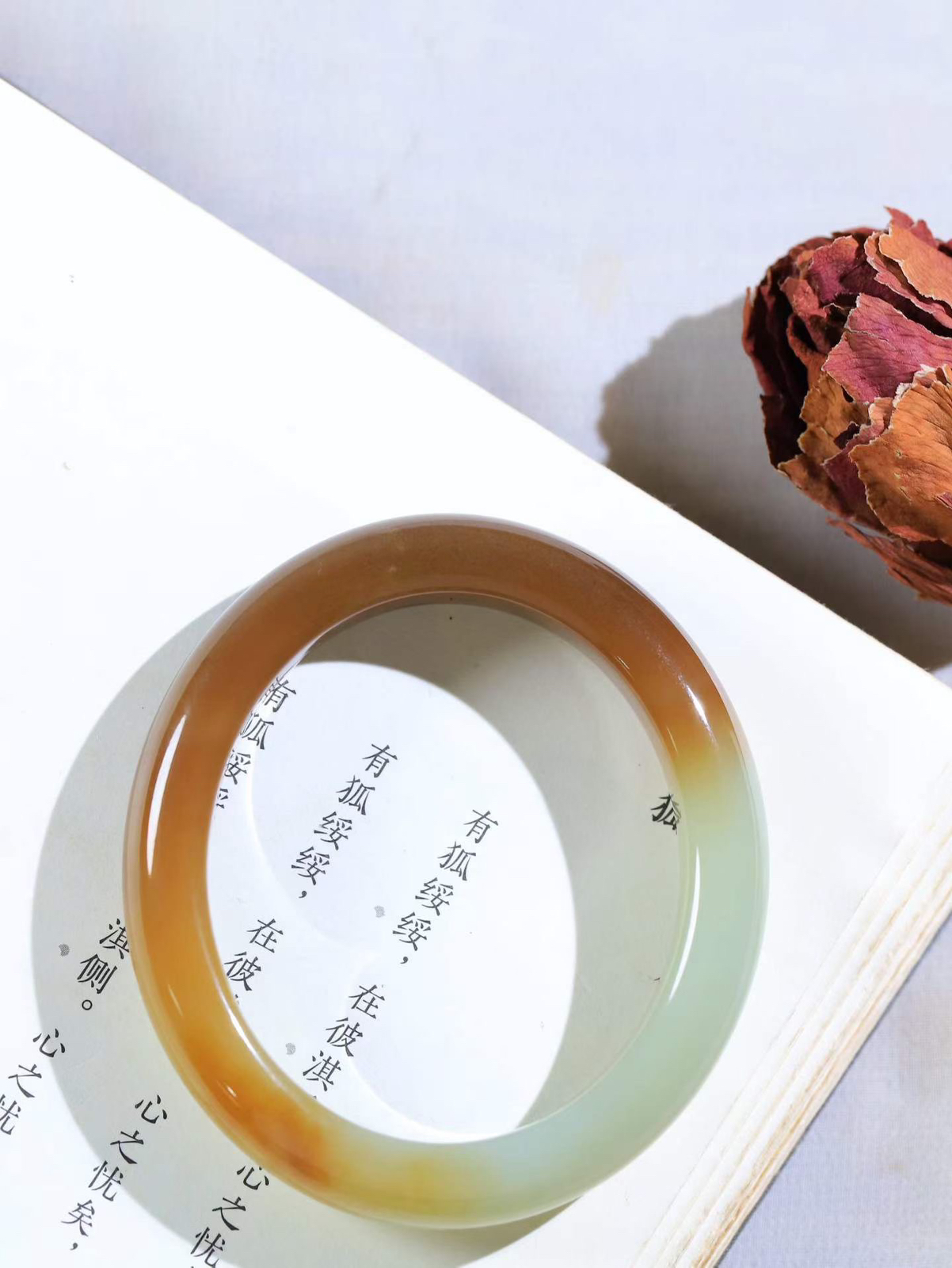 【贵妃镯.玉腕清响】    

精品和田玉糖青白玉贵妃镯，玉质温润细腻 油性十足 相传杨贵妃十分喜爱椭圆形态手镯，后人称其为贵妃镯。因其形与人手腕形相吻合，佩戴更服帖，别具妩媚风格。
重48.41克   内径54-47mm尺寸12-8.7mm   fDL-10852516