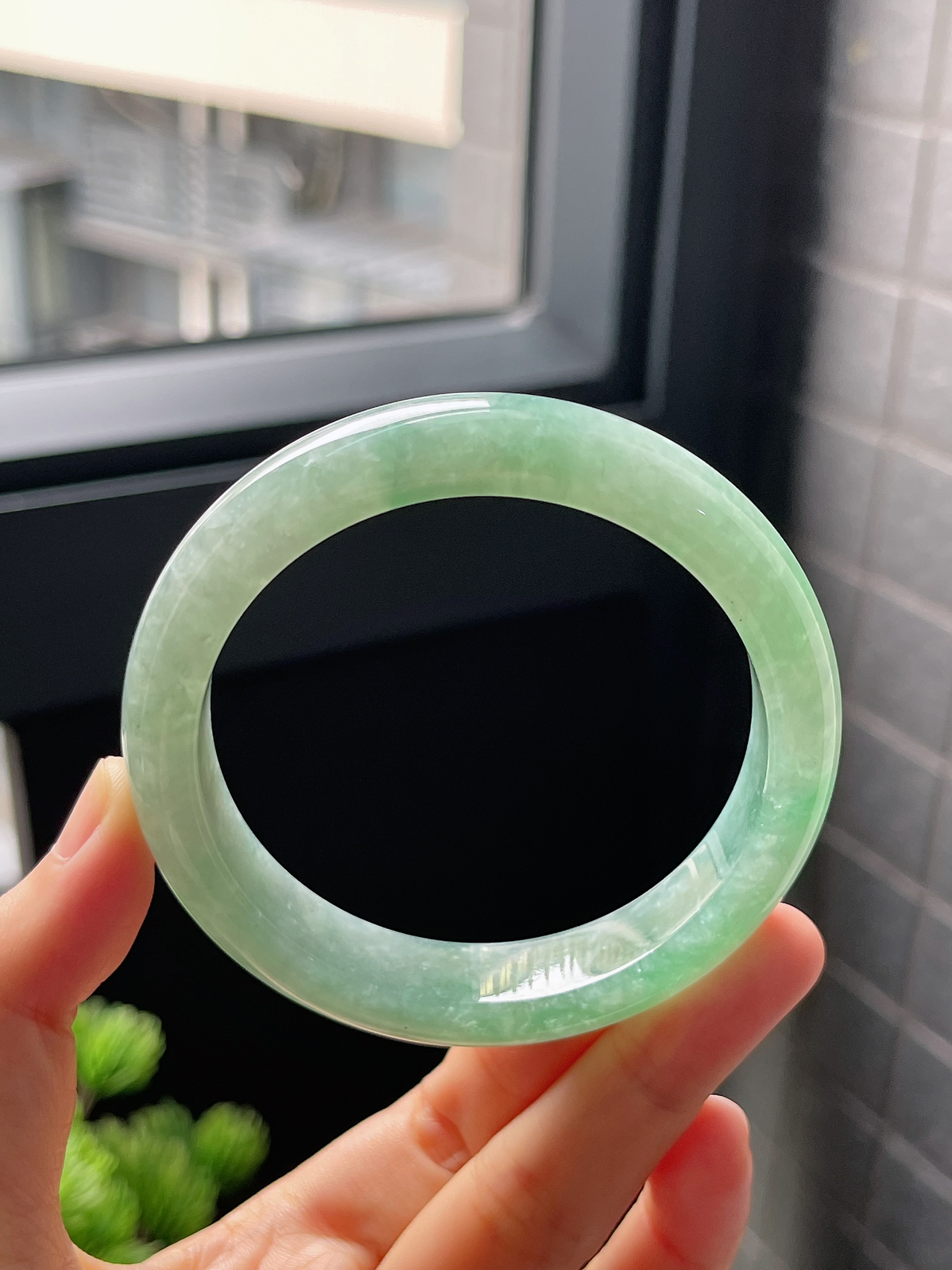 圈口57.2，冰糯种绿色翡翠正圈手镯