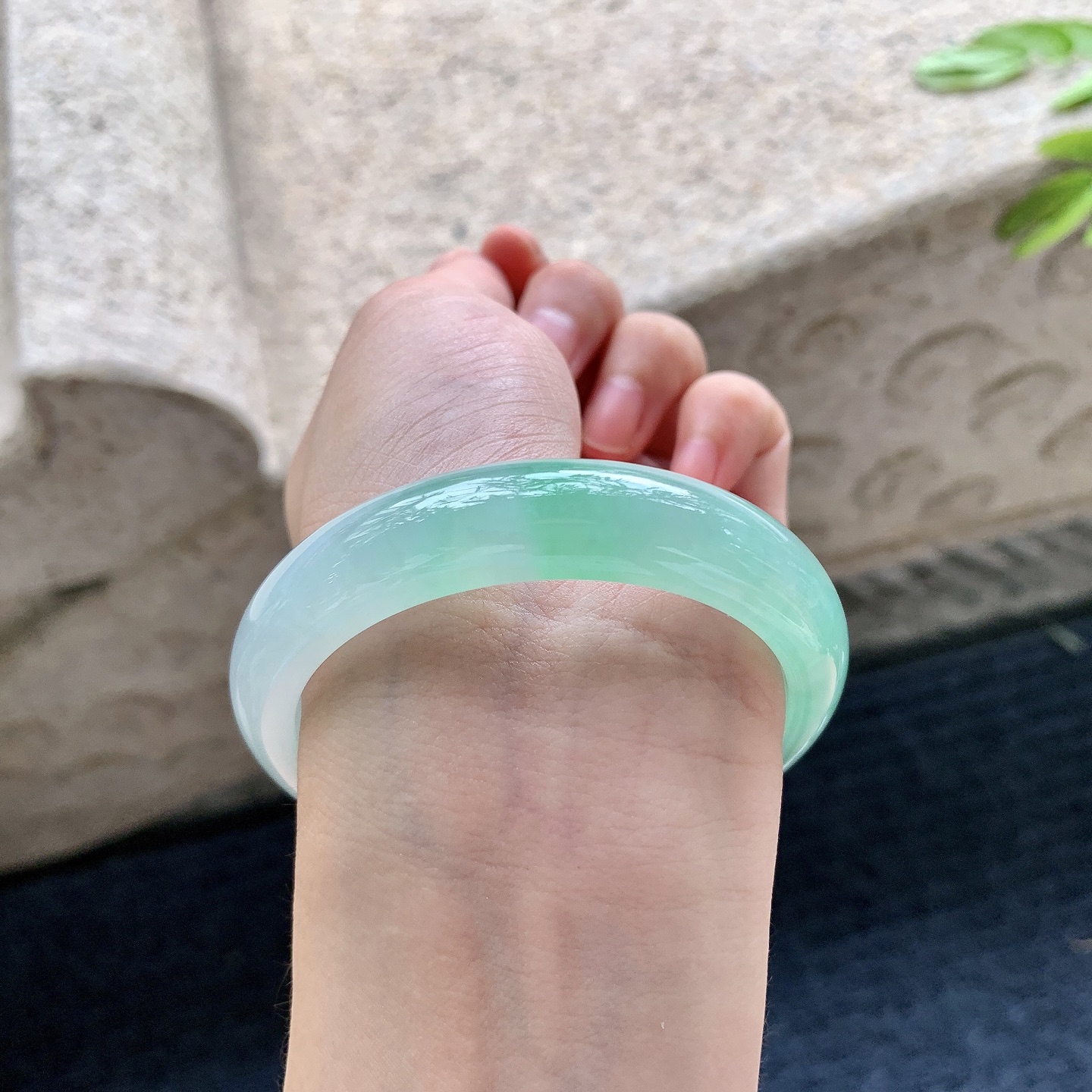 正圈53 54，圈口54.3/12.5/7.8，编码GL082650，糯冰飘绿，水润，种老，细腻，打灯有絮线