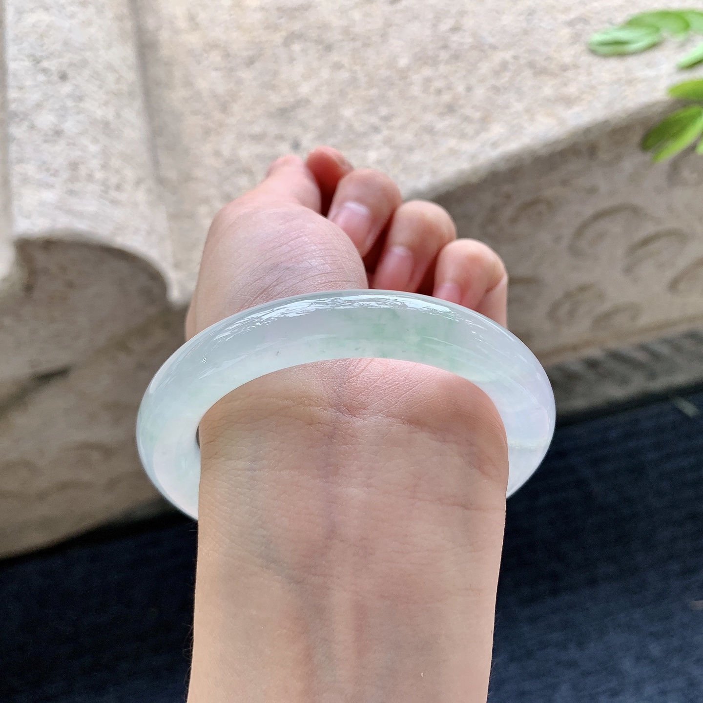 圆条54 55,圈口55.4/10.2/10.1,编码C11082604,描述冰糯飘绿，水润，种老，细腻，有棉线