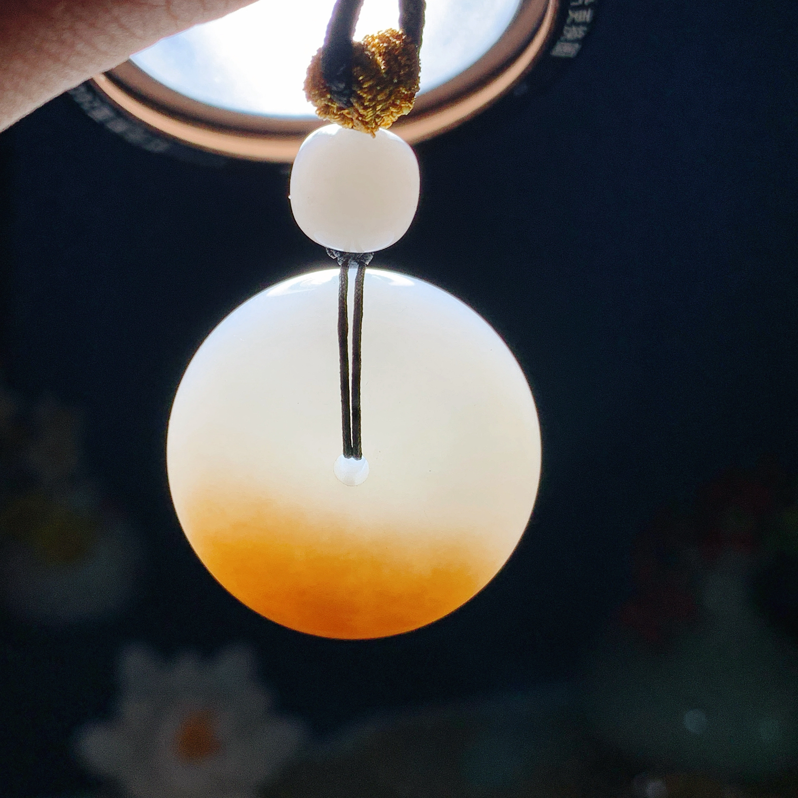 新疆和田玉且末糖平安扣挂件。尺寸30/14重28克。玉质细腻油润。手推出油。佩戴高端典雅。lt260824