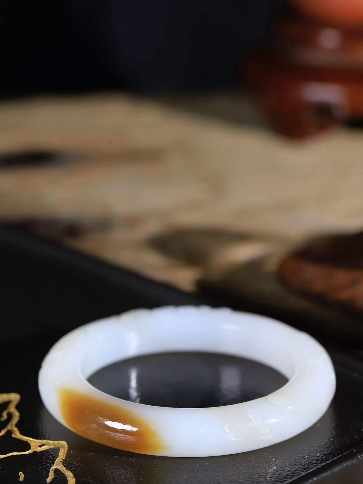【连年有余.手镯】

精品️和田玉糖白玉连年有余手镯 玉质温润细腻 油性十足 精雕鱼儿，鱼鳞精致美