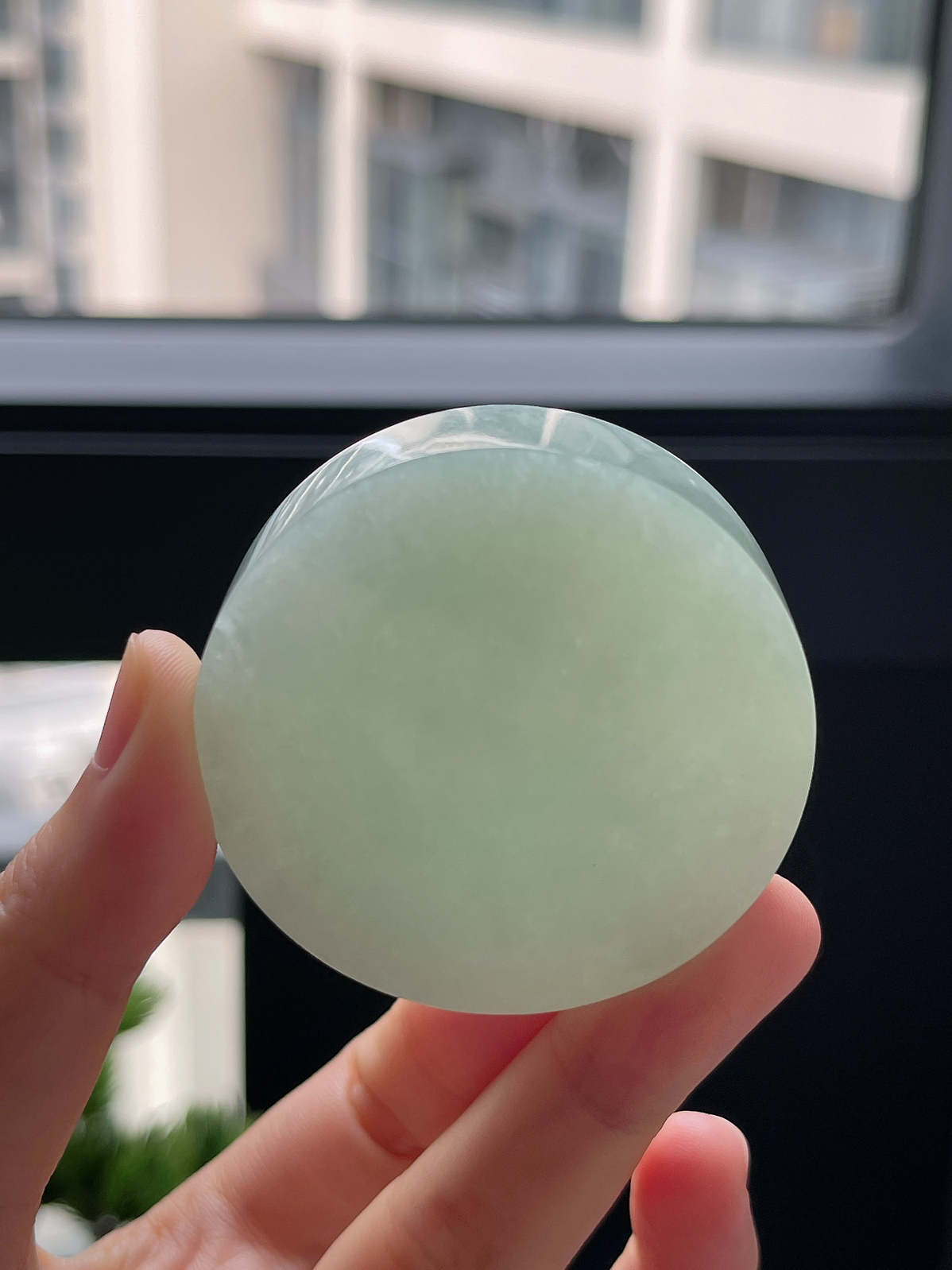 翡翠细糯种淡绿色镯心