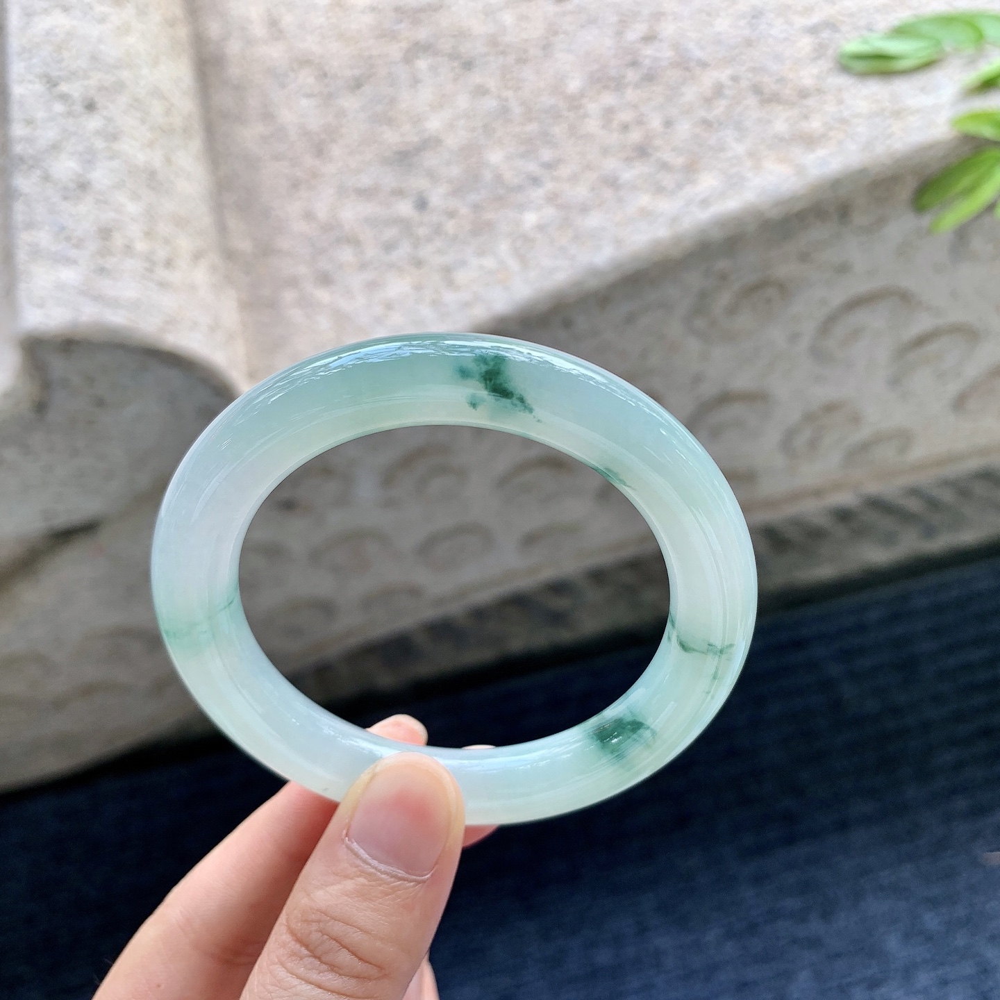 圆条52 53,【圈口】53/9.7/10,【编码】GF082617,【描述】糯冰飘花，水润，种老，细腻，打灯有纹线