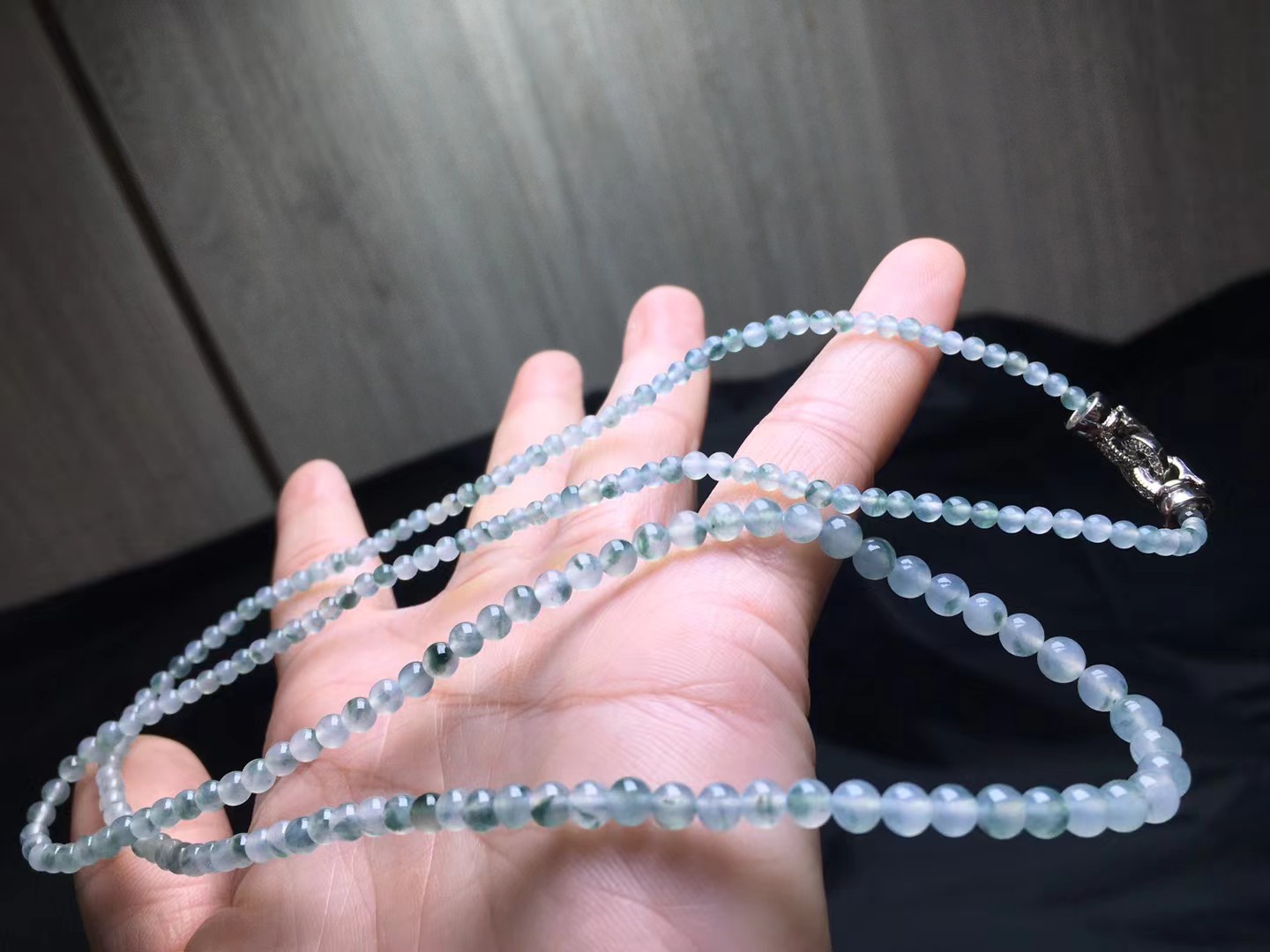 冰飘花珠链，卡4.7～2.7mm，199颗，种好，玉质细腻，均匀，花色耐看，颗颗精选