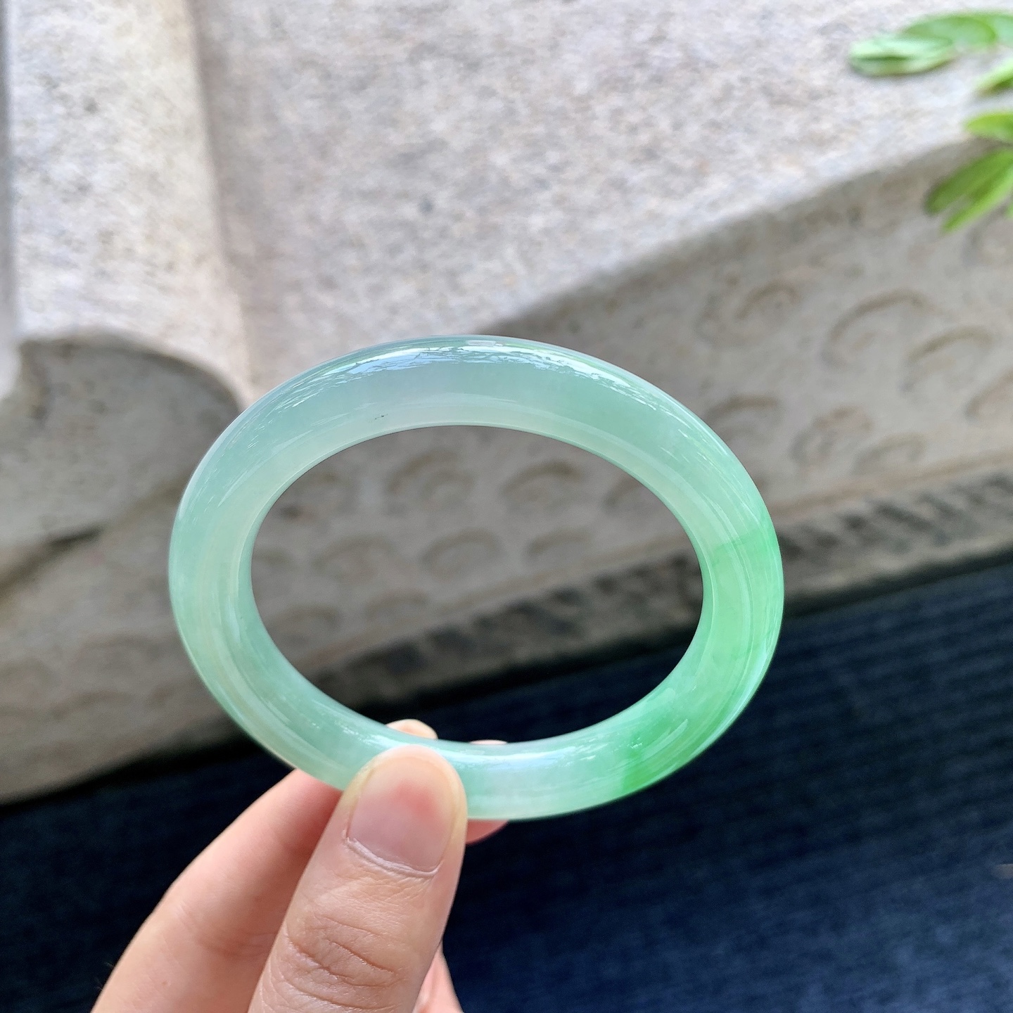 圆条52 53,【圈口】53/9.8/9.6,【编码】GL082649,【描述】飘辣绿，水润，种老，细腻，打灯有纹线