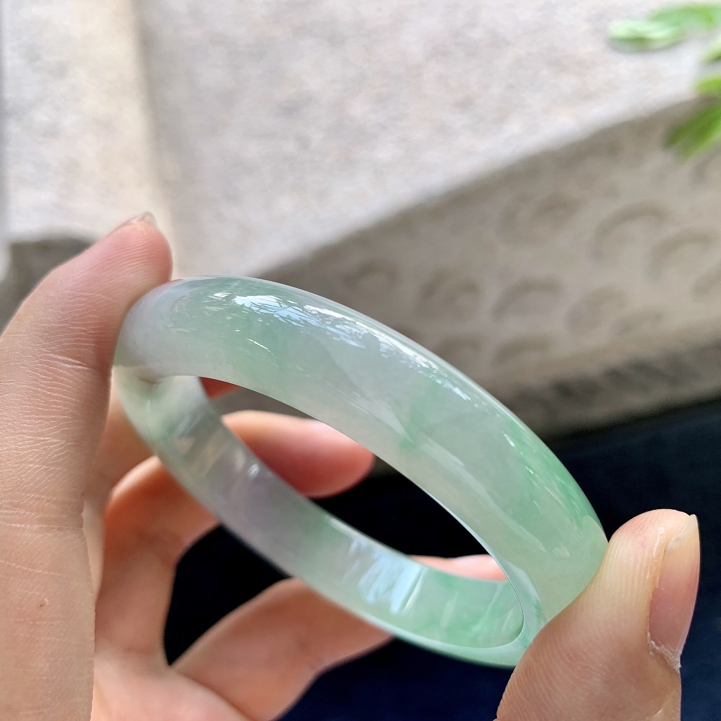 正圈50 51，圈口51.3/10.6/8.6，编码GF082613，糯冰飘绿，水润，种老，细腻，有纹线