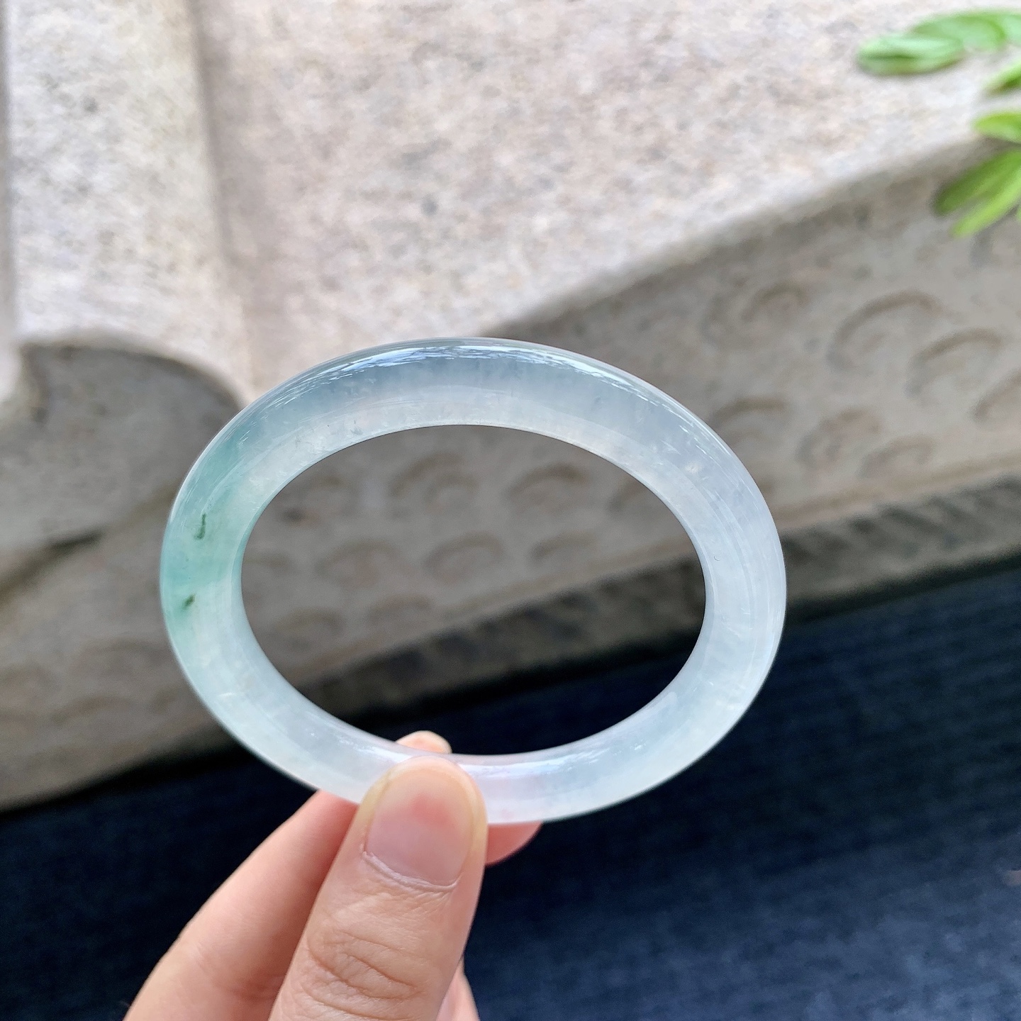 圆条52 53，圈口53.2/8.2/8.5，编码BA082631，冰飘绿，清透，水润，种老，细腻，无裂。