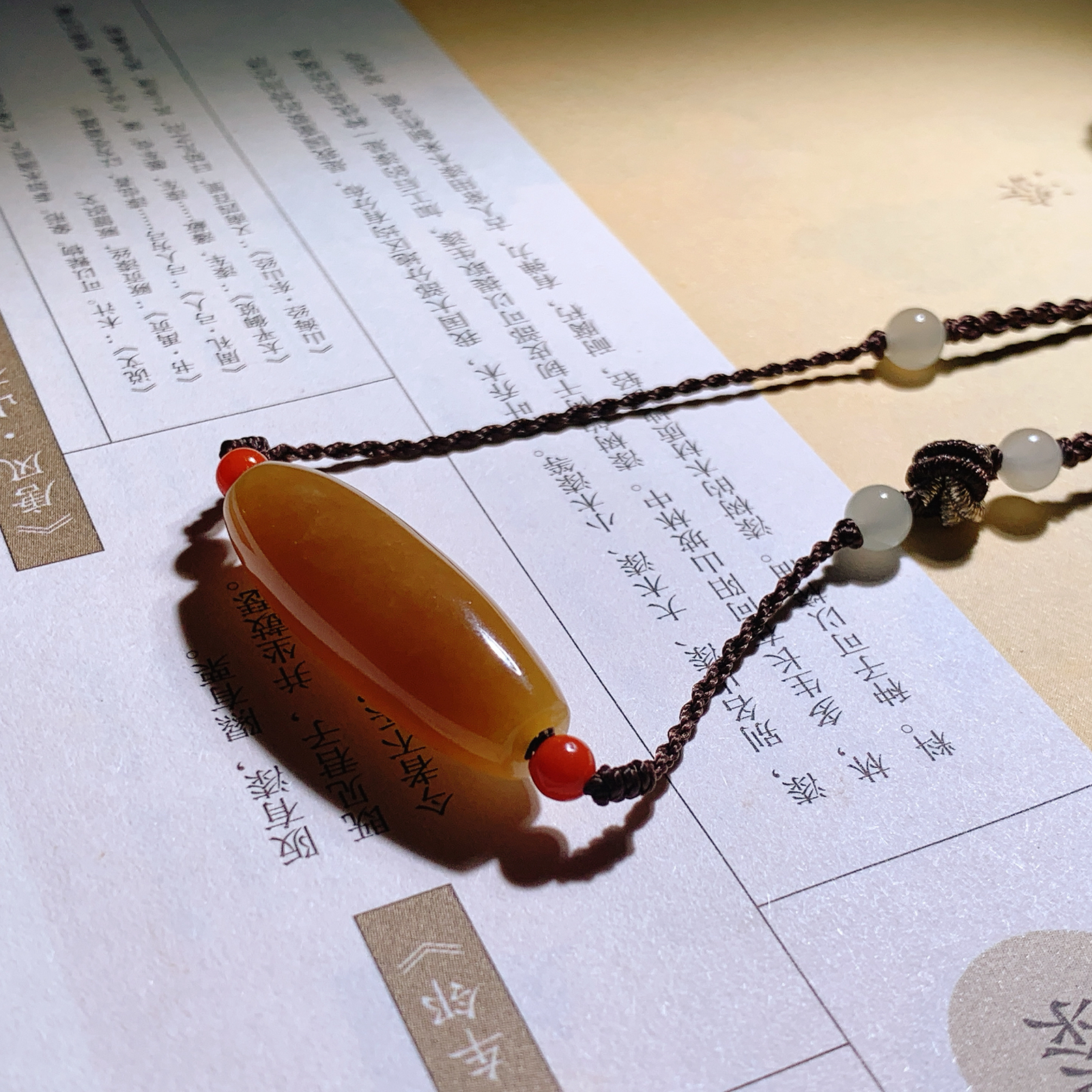 新疆和田玉且末糖勒子挂件。尺寸30/11重8克。玉质细腻油润。手推出油。佩戴高端典雅。lt26082