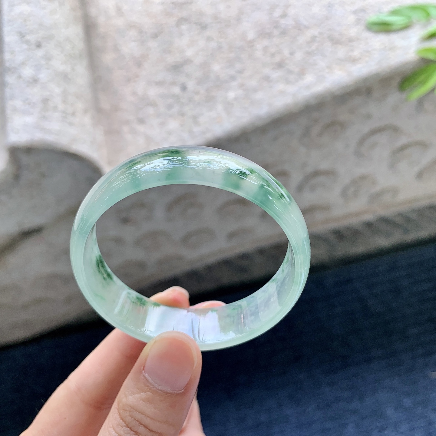 正圈48 49,圈口49.8/14/4.5,编码HJ082622,描述冰飘花，水润，种老，细腻，打灯有纹线