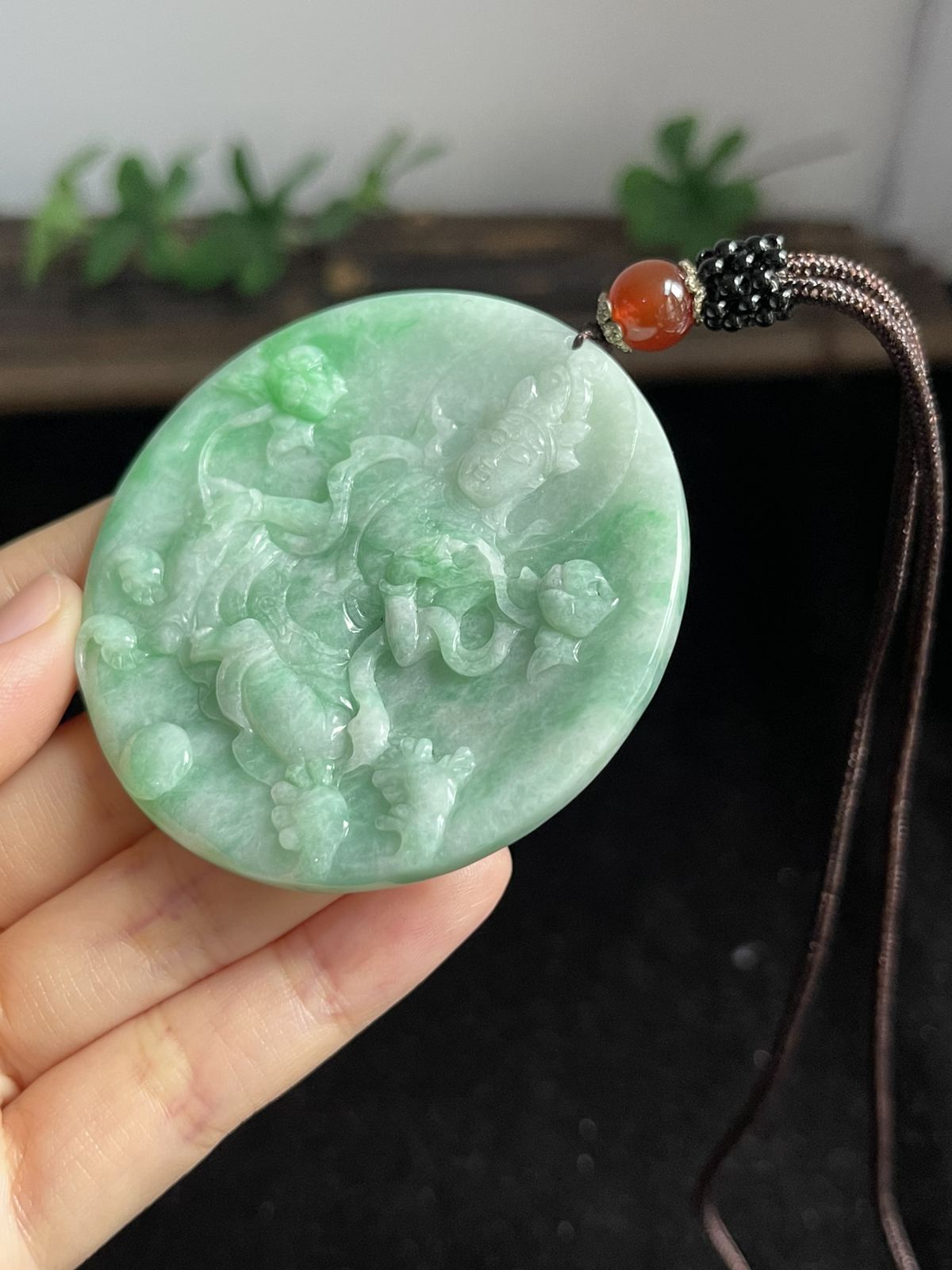 翡翠糯化种淡绿色挂件，配珠未测
