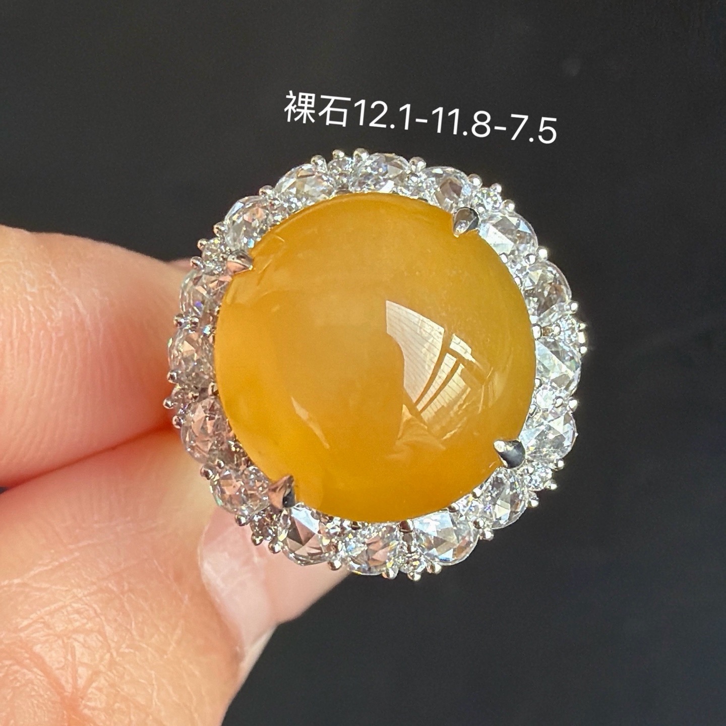 满色黄翡蛋面戒指，细腻水润，18金钻石豪华镶，无裂，12.1-11.8-7.5