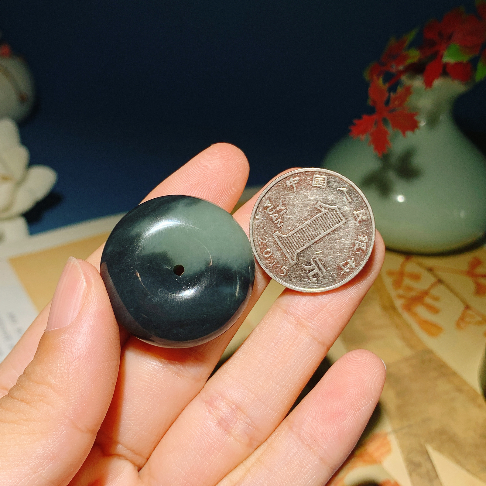 新疆和田玉籽青花平安扣挂件。尺寸30/12重20克 玉质细腻油润。手推出油。佩戴高端典雅。lt260824