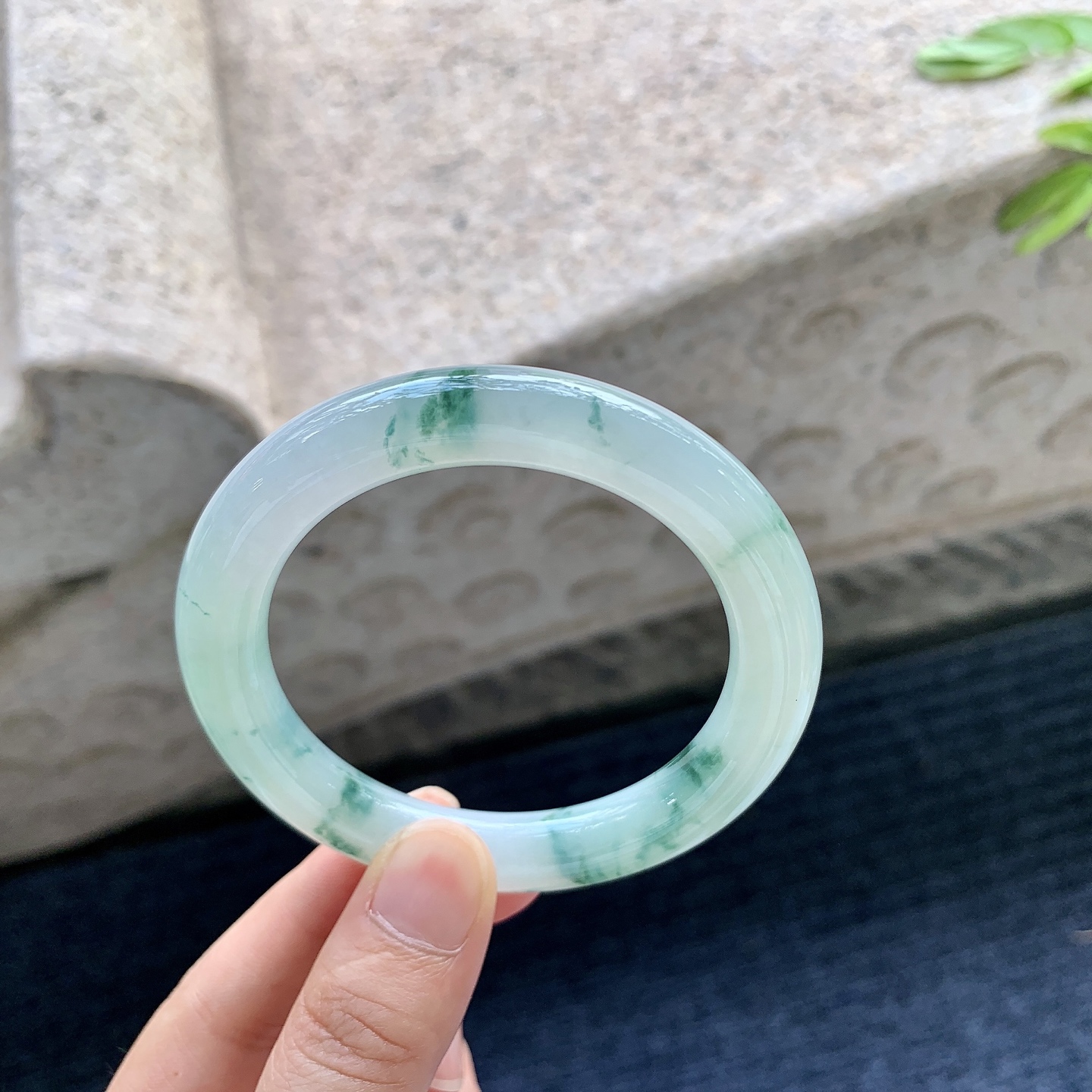 圆条52 53,【圈口】53/9.7/10,【编码】GF082617,【描述】糯冰飘花，水润，种老，细腻，打灯有纹线