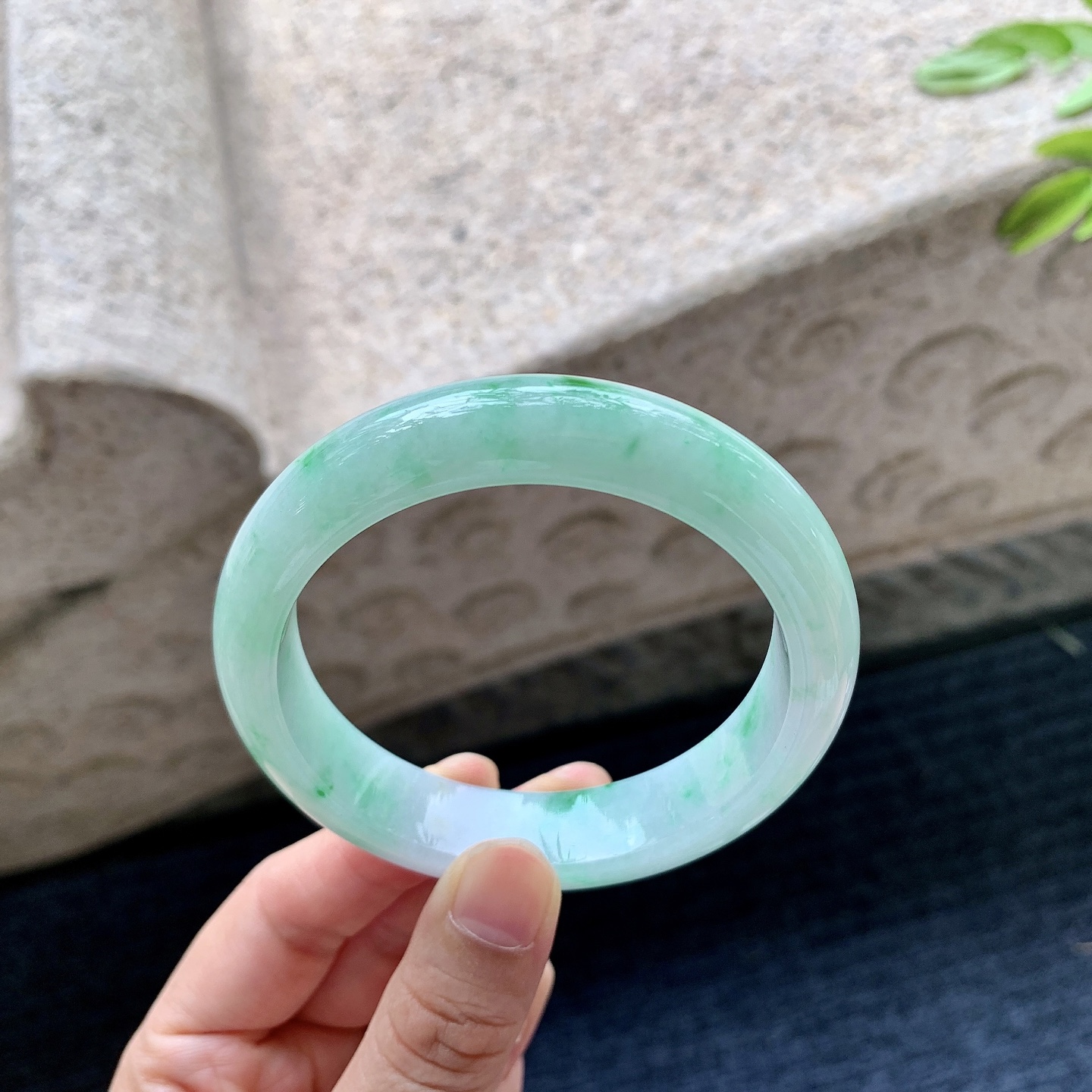 正圈56 57，圈口57.3/13.8/8.8，编码BA082621，描述细糯飘绿，种老，细腻，打灯有纹线