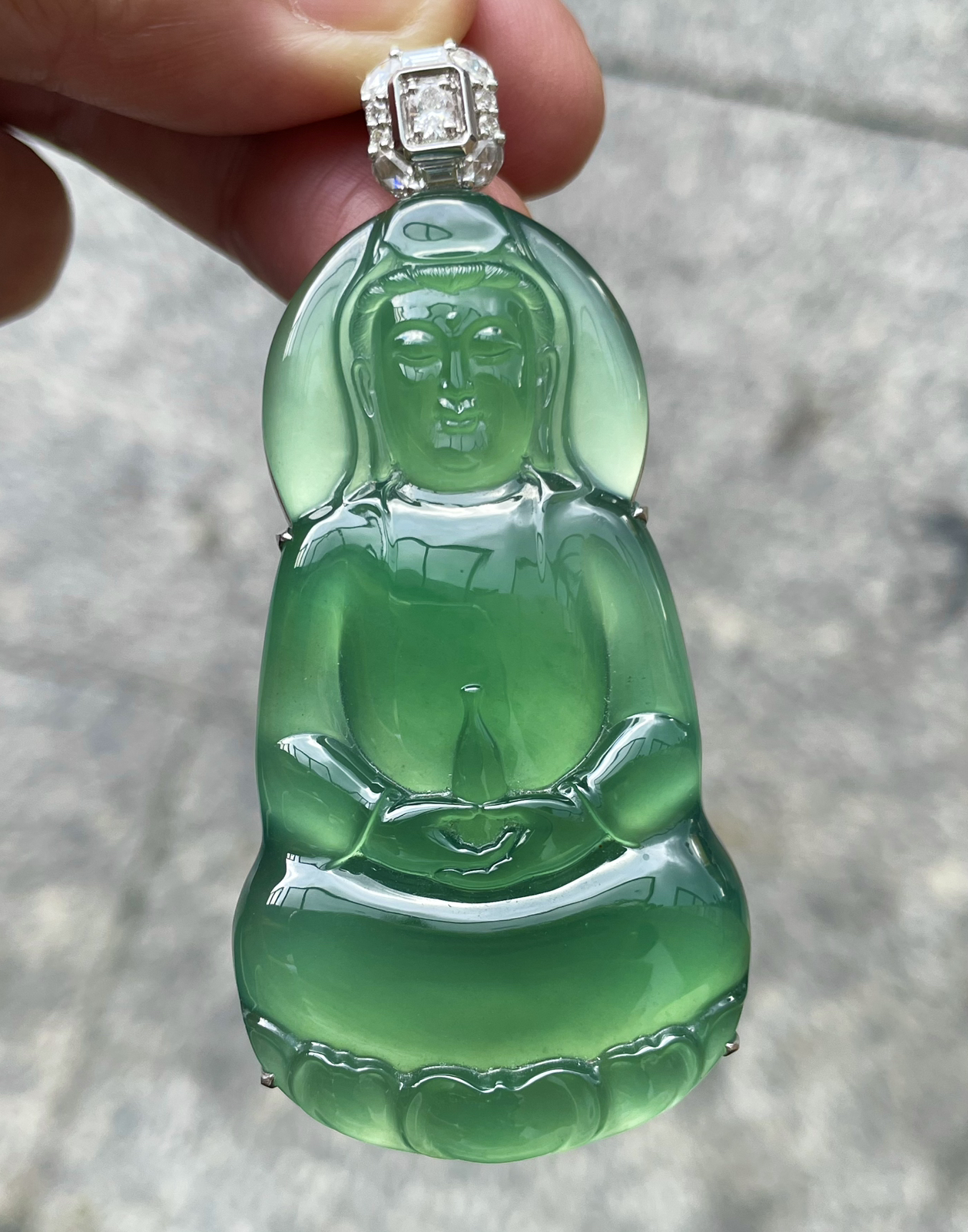 【冰种晴绿观音吊坠】老坑雪花棉，料子通透闪亮，质地致密，种老起强胶感，人物面部开脸生动，雕刻很精细，