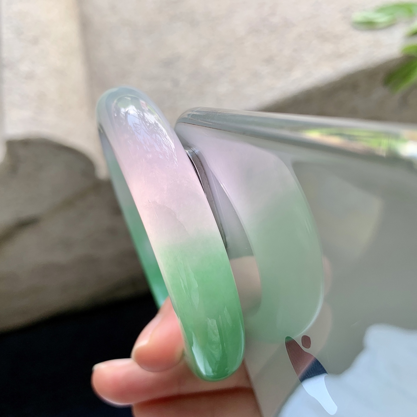 正圈54 55,圈口55/12.8/9.8,编码G7082643,描述辣阳绿，水润，种老，细腻，打灯有纹线