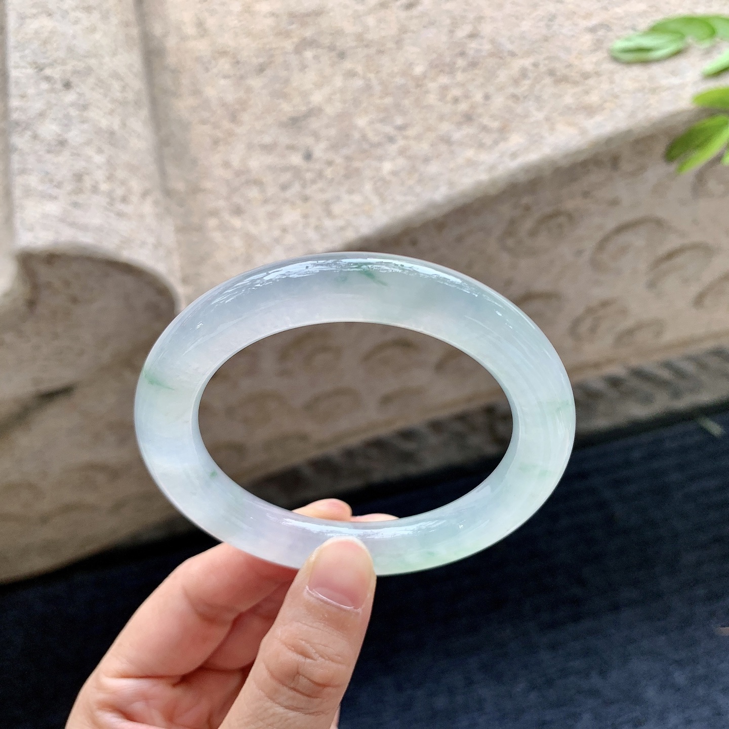 圆条54 55,圈口55.4/10.2/10.1,编码C11082604,描述冰糯飘绿，水润，种老，细腻，有棉线